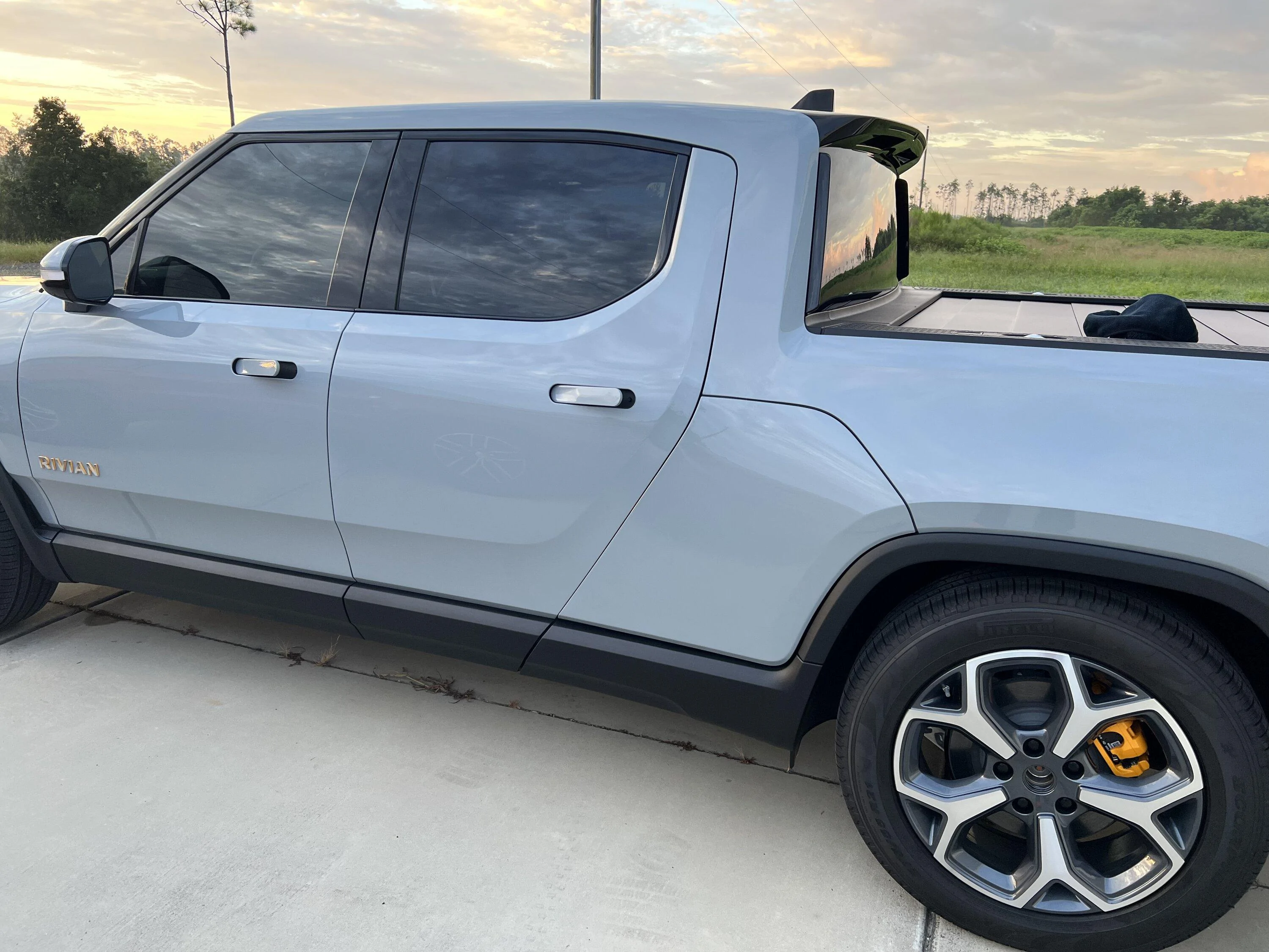 Rivian R1T R1S LIMESTONE R1T Photos 81E023E3-77B1-4756-A1CB-E1DFDC496823
