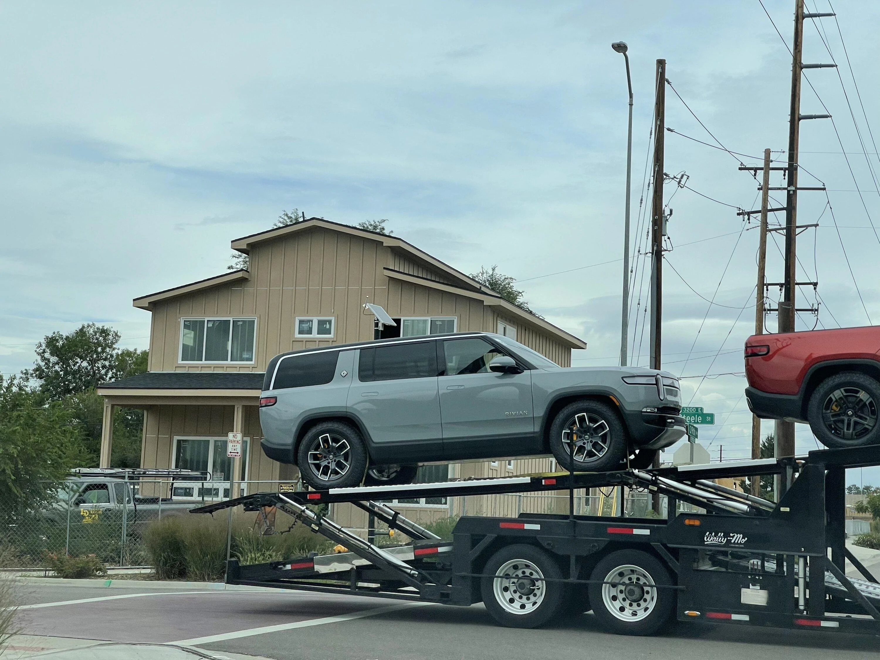 Rivian R1T R1S ? LAUNCH GREEN R1S  Photos B6679787-3E95-44E6-A6CE-F79357E3F12A