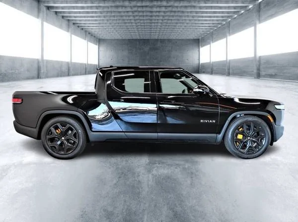 Rivian R1T R1S Black paint vehicle owners: Would you choose black paint again? 85461829-156E-48CC-99E8-0EA2F9AFE51E