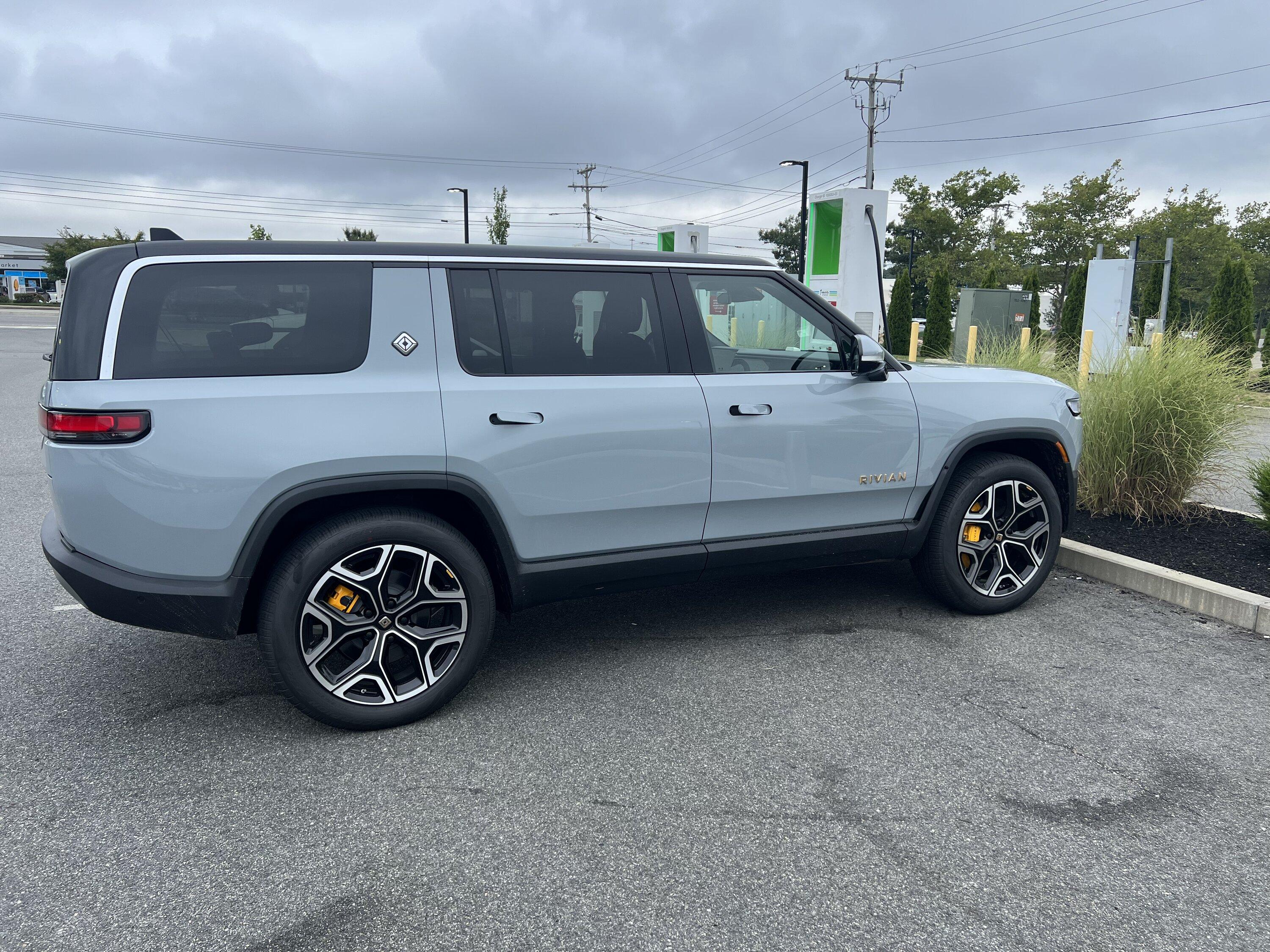 Rivian R1T R1S New England R1S Deliveries F0B708EC-9396-4D20-B83D-334EDF302C4F