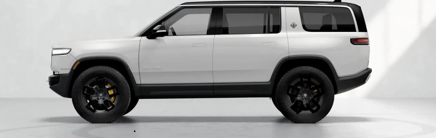 Rivian R1T R1S White Roof vs Black Roof on white R1S 8727F7BD-43F9-4D2C-B01B-44FE877A38E3