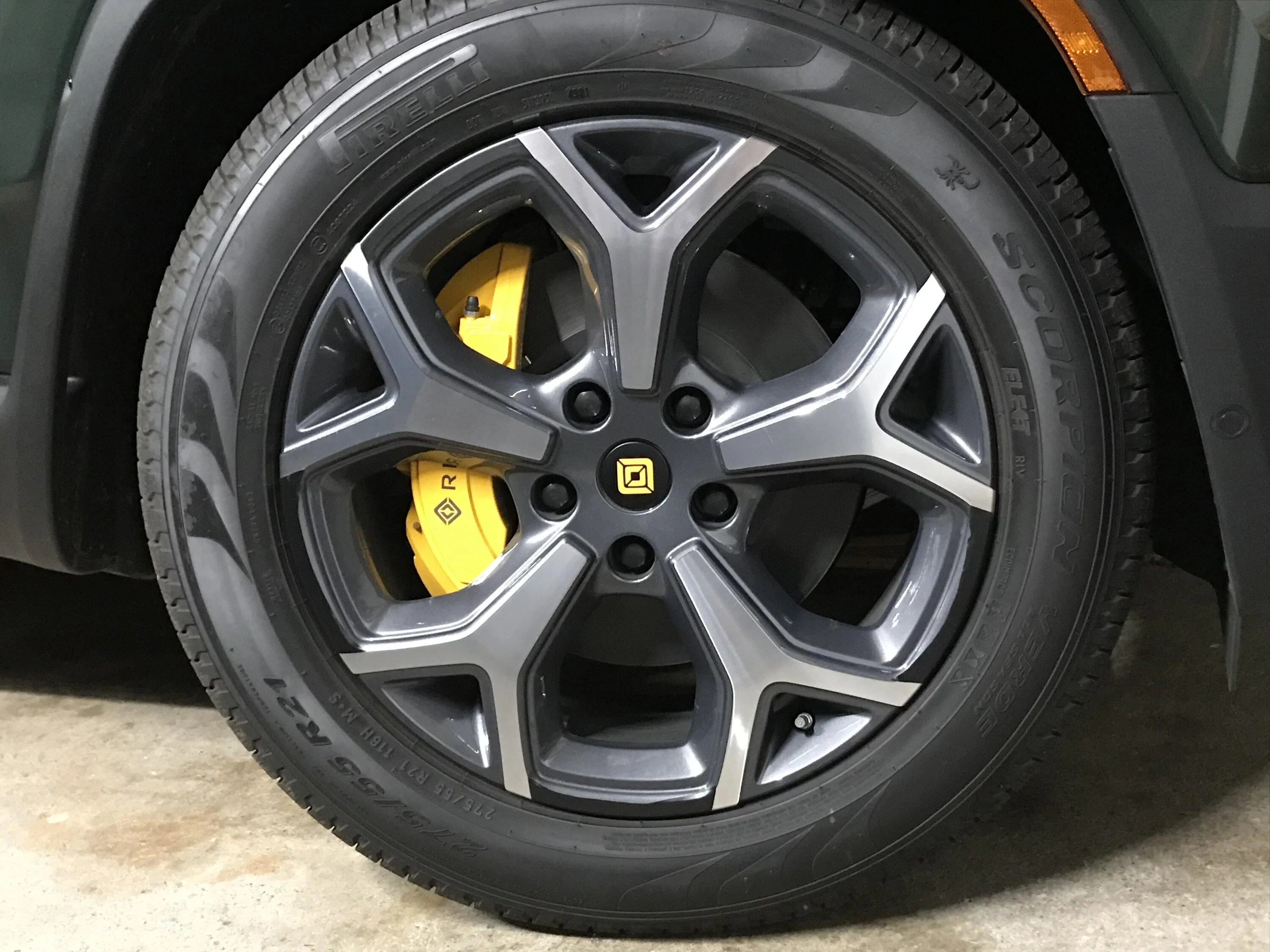Rivian R1T R1S Rivian 21" road wheel center cap installation guide 96ADC9B5-D2DE-4C24-856E-499388C8F24C