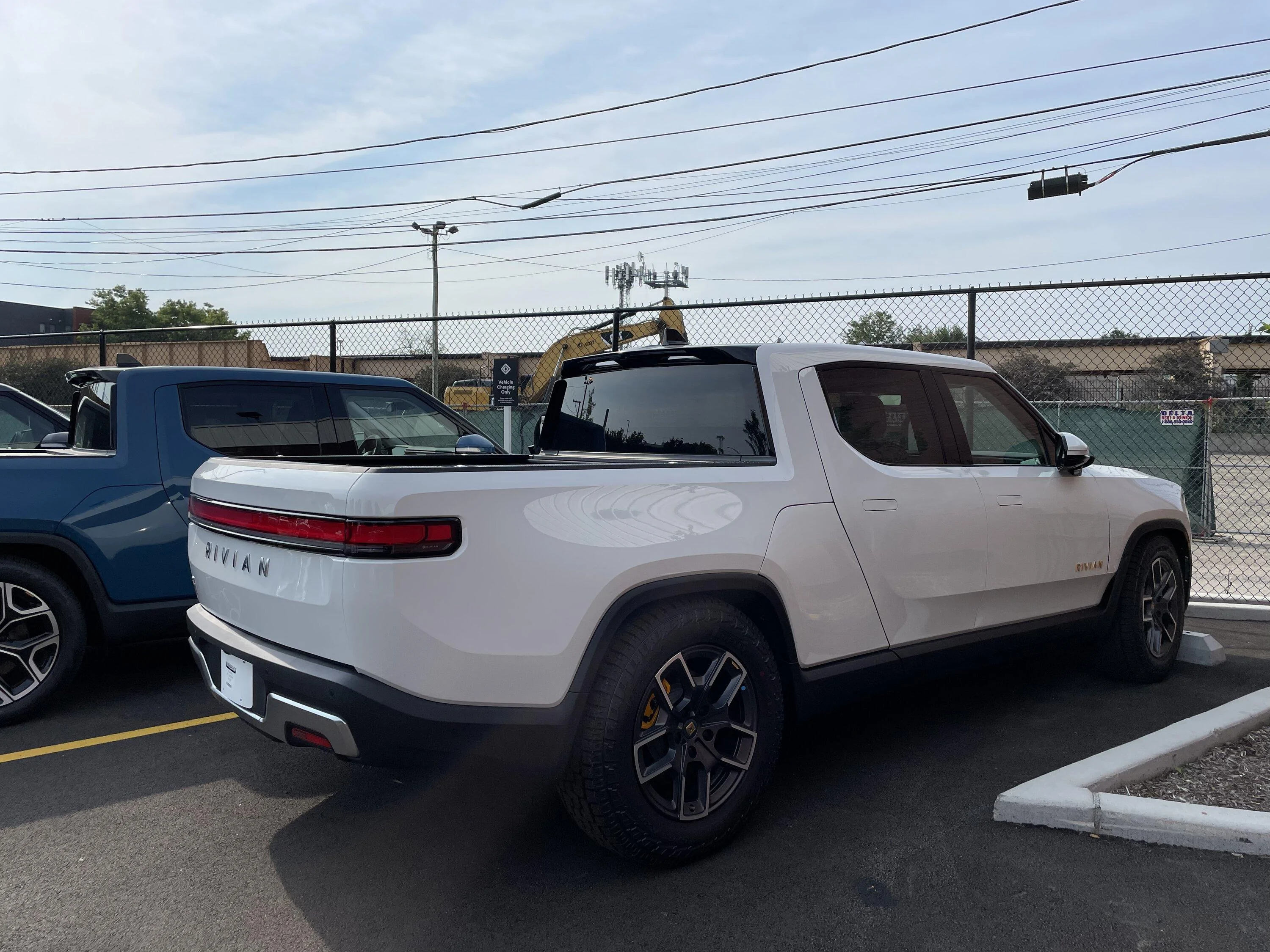 Rivian R1T R1S Chicago Rivian Sales Location Under Construction A25596A6-A347-462D-8759-78C37E57EF12