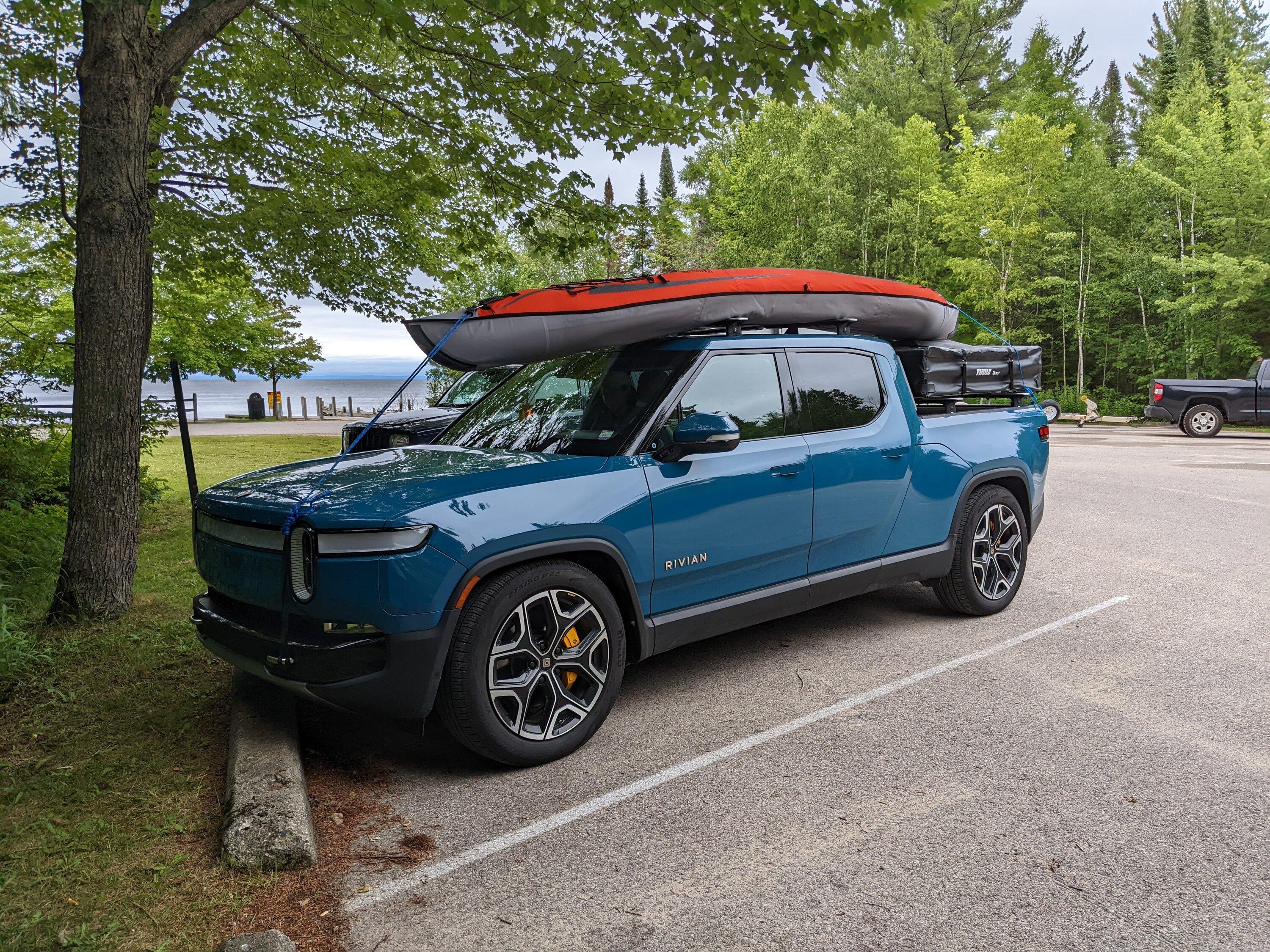 Rivian R1T R1S Kayak/Canoe problem foreseen! PXL_20220725_152155400