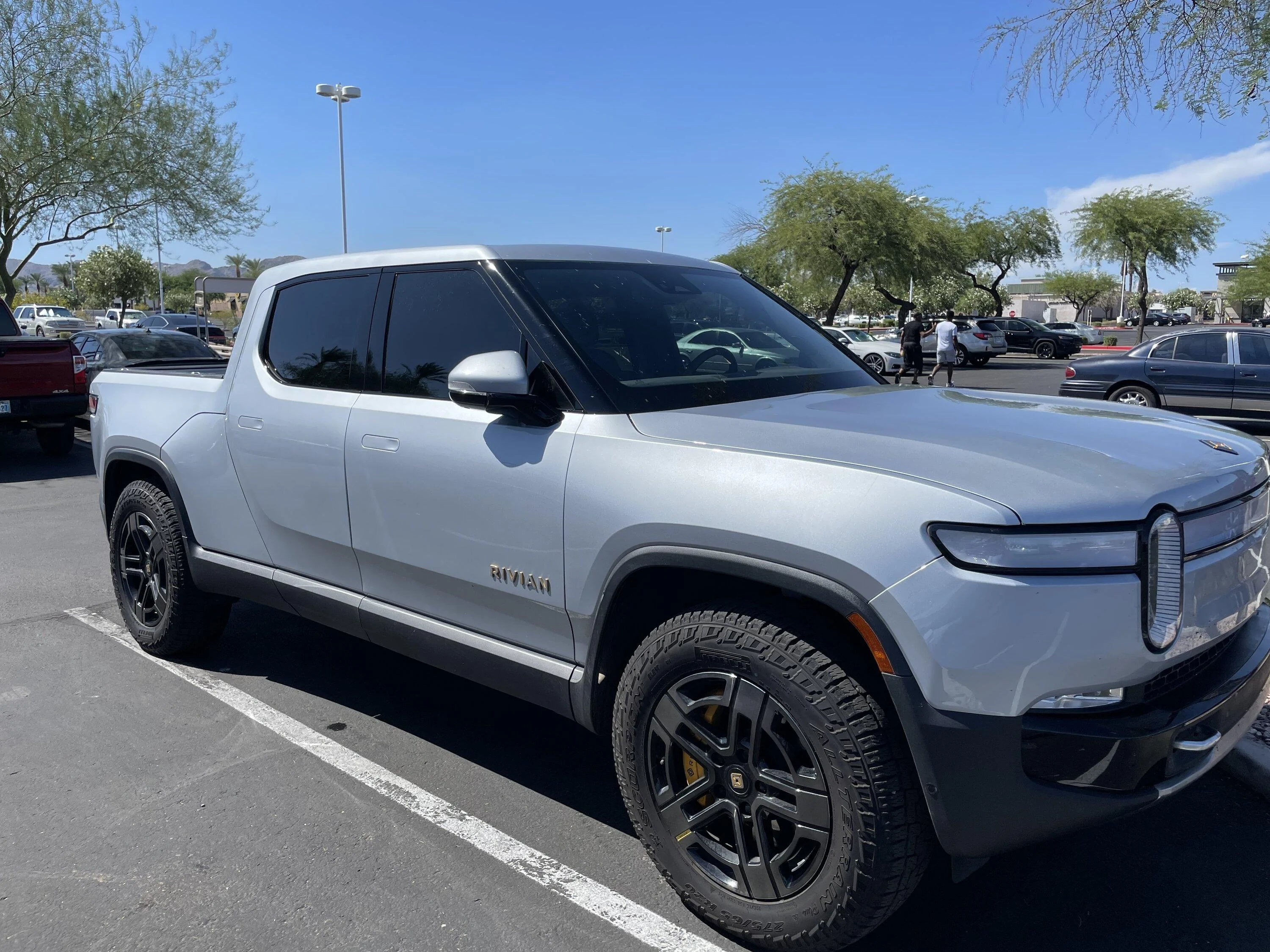 Rivian R1T R1S LA SILVER Rivian Photos 70FA389A-00E4-4541-BB2B-994570CF8DE1