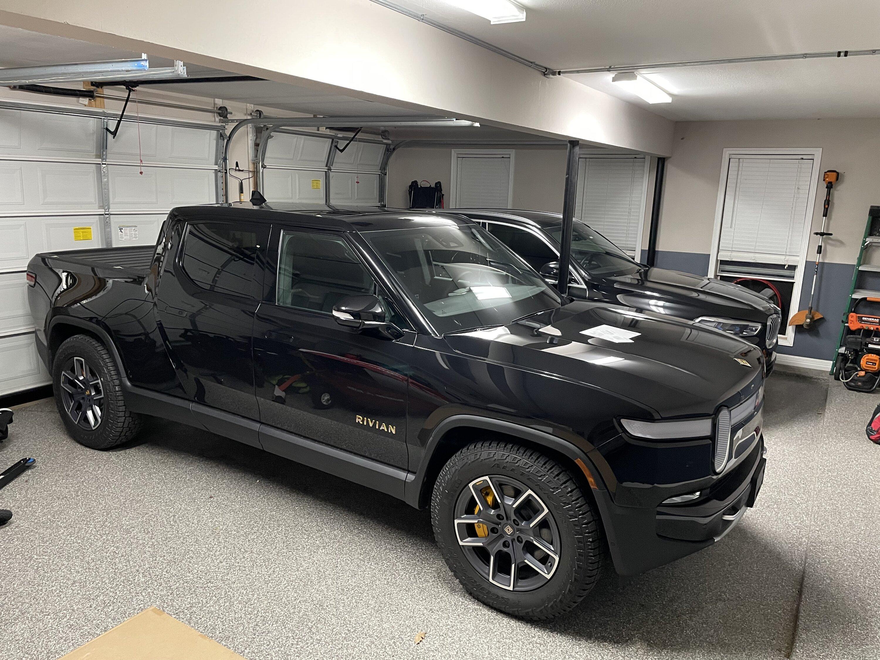 Rivian R1T R1S MIDNIGHT (Black) Rivian Photos img_5073-jpe