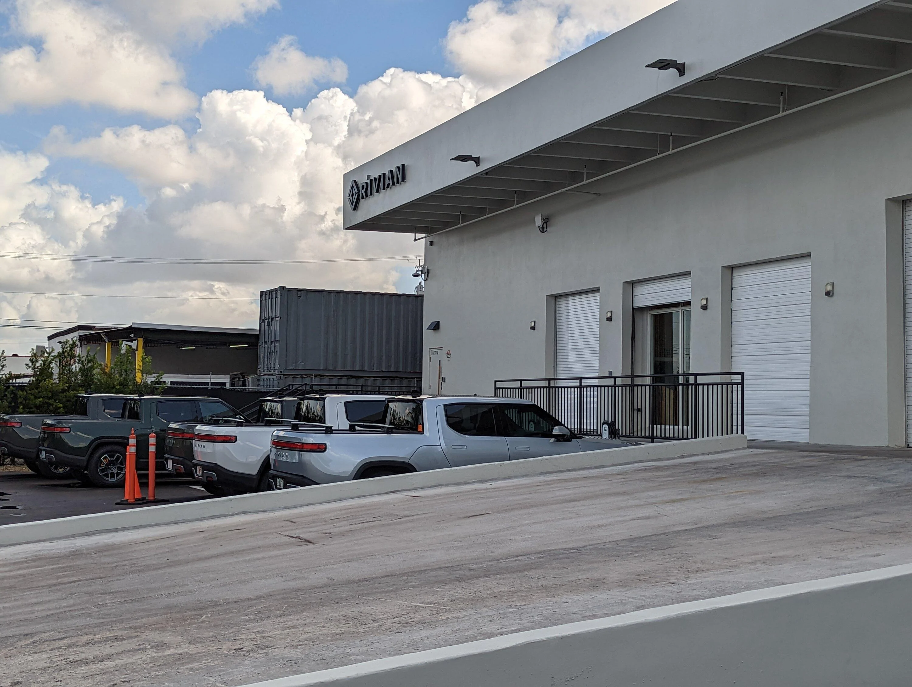Rivian R1T R1S Visited the Rivian Miami Service Center - Photos PXL_20220830_145315521