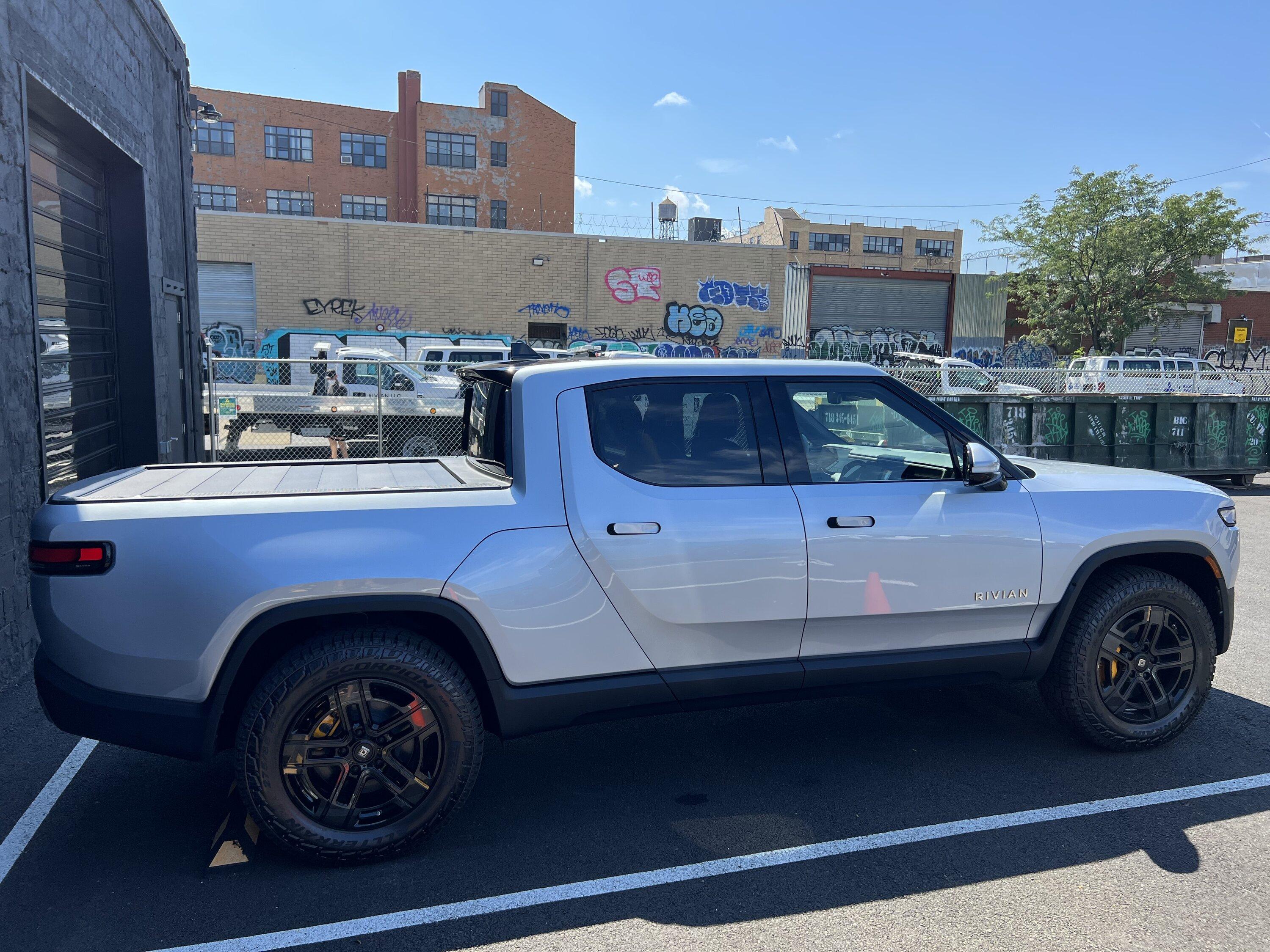 Rivian R1T R1S LA SILVER Rivian Photos 1FA6364C-F667-4D2F-863A-D18465760F5B