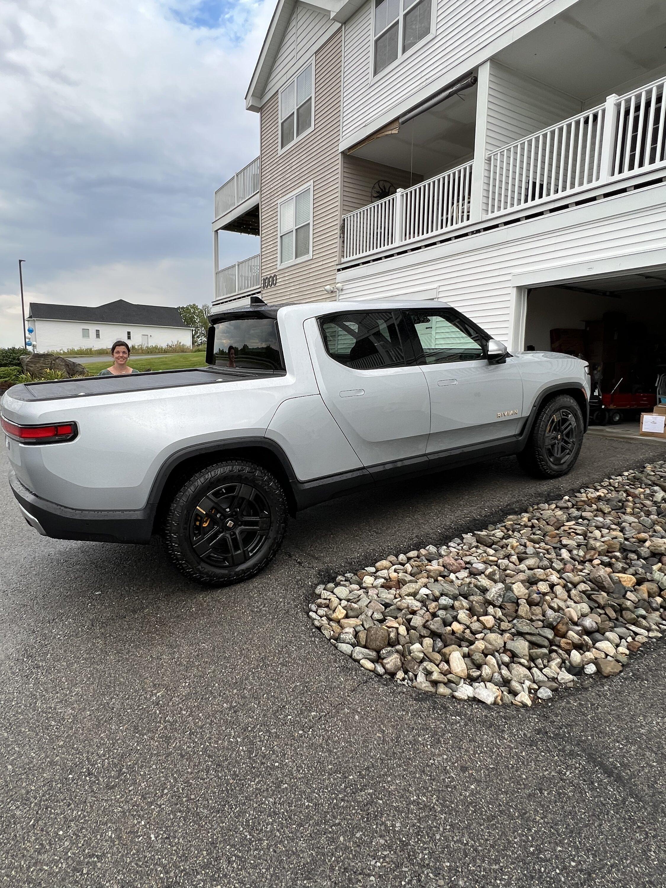 Rivian R1T R1S LA SILVER Rivian Photos 169B17E0-806E-4C1B-98F5-868F3689E0E2