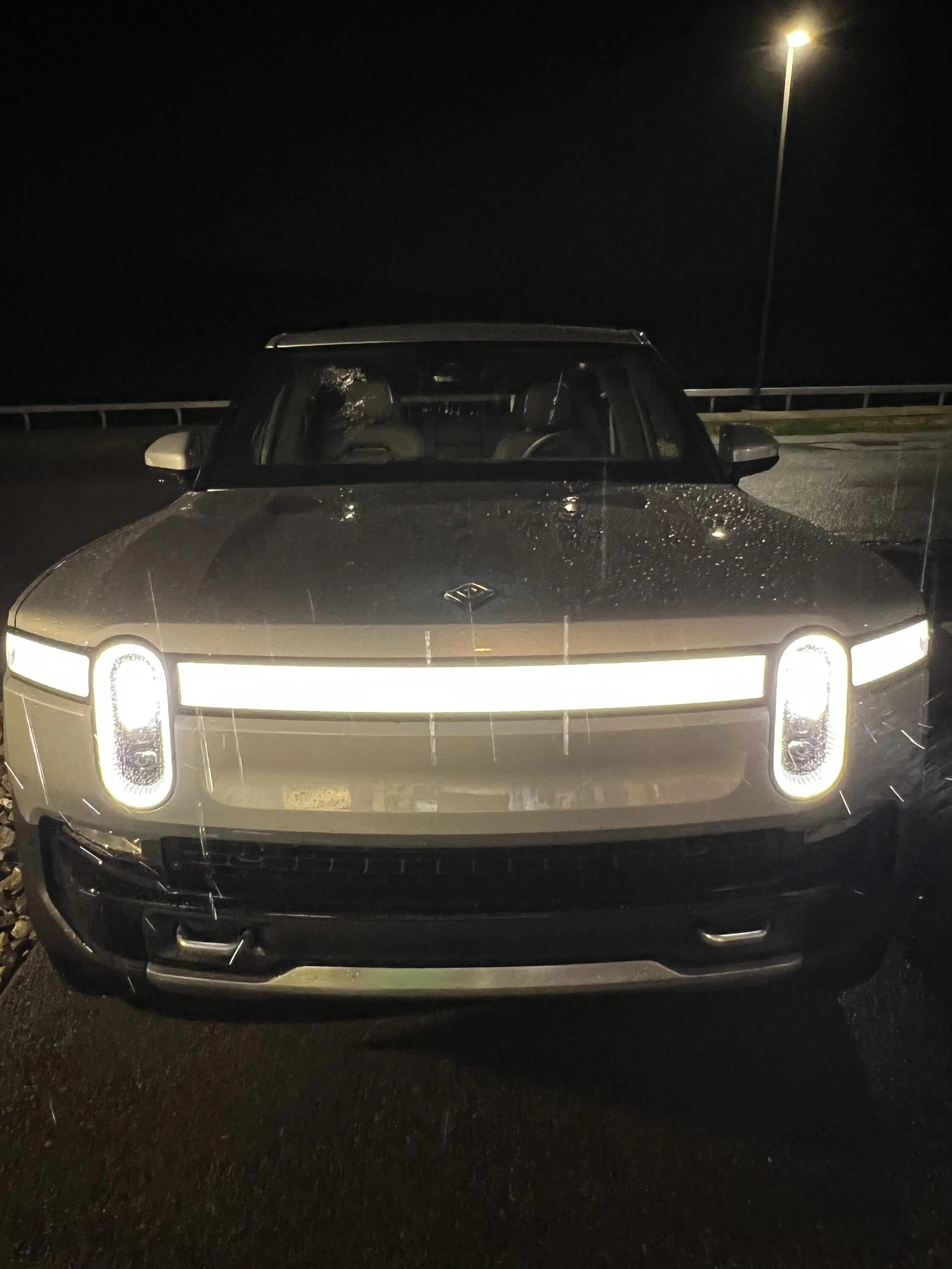 Rivian R1T R1S LA SILVER Rivian Photos 601CCB21-E2E2-42C2-8BA7-856B96A6A38D