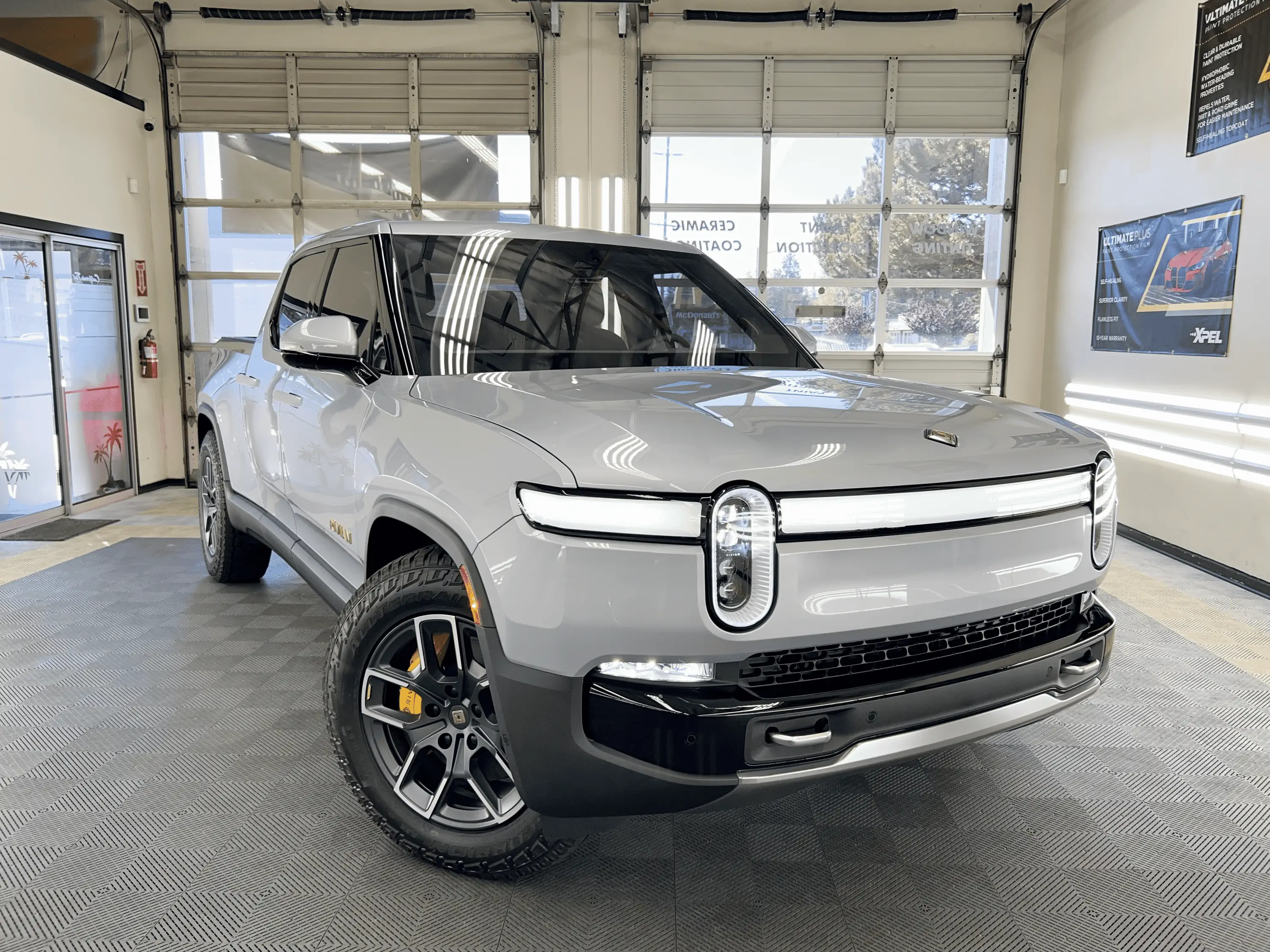 Rivian R1T R1S LA SILVER Rivian Photos tempImageDAXeuR