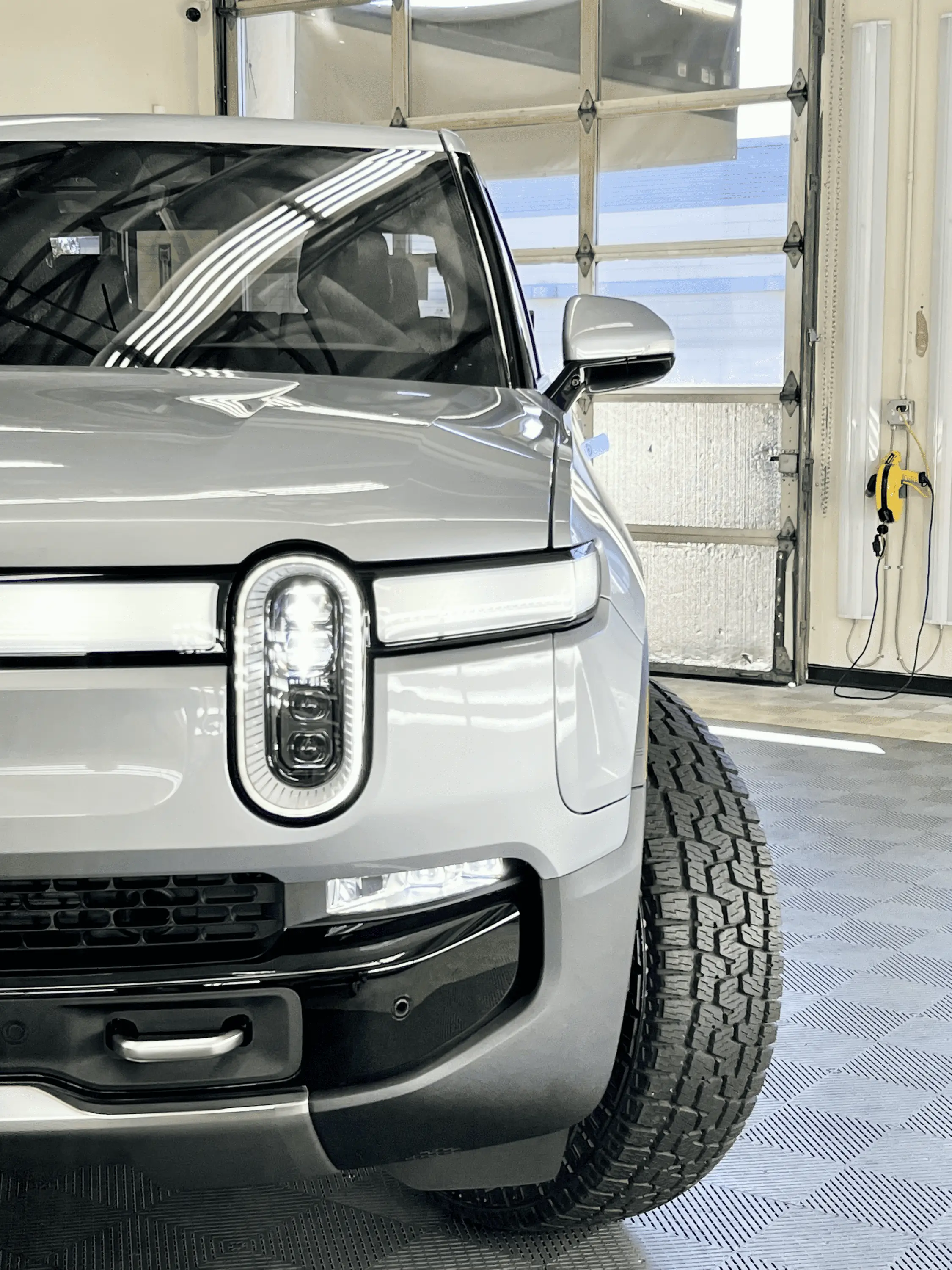 Rivian R1T R1S LA SILVER Rivian Photos tempImage3ENCTS