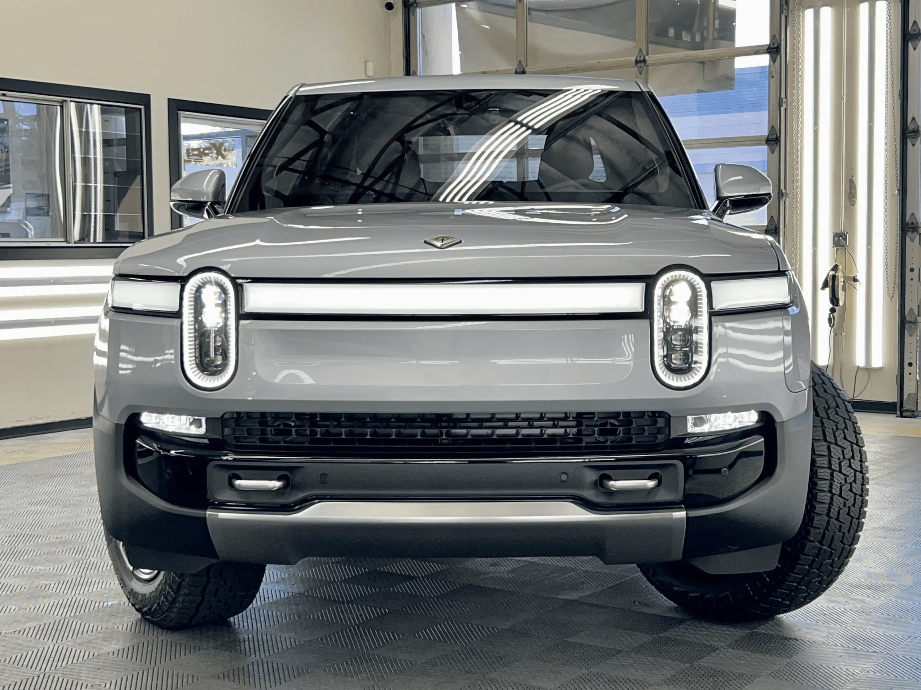 Rivian R1T R1S LA SILVER Rivian Photos tempImage1qDT3o
