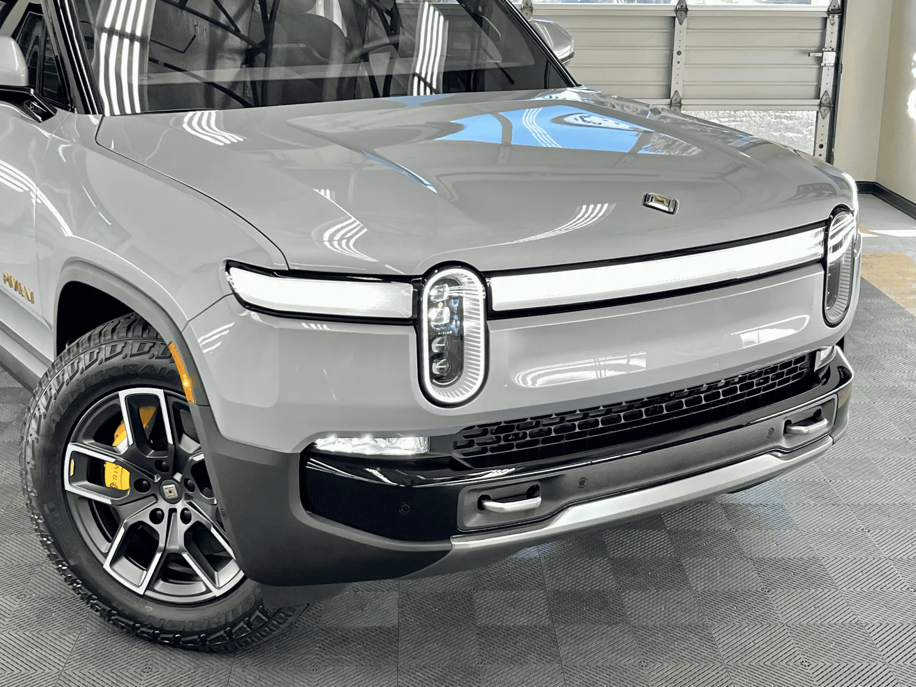 Rivian R1T R1S LA SILVER Rivian Photos tempImagentDQ95