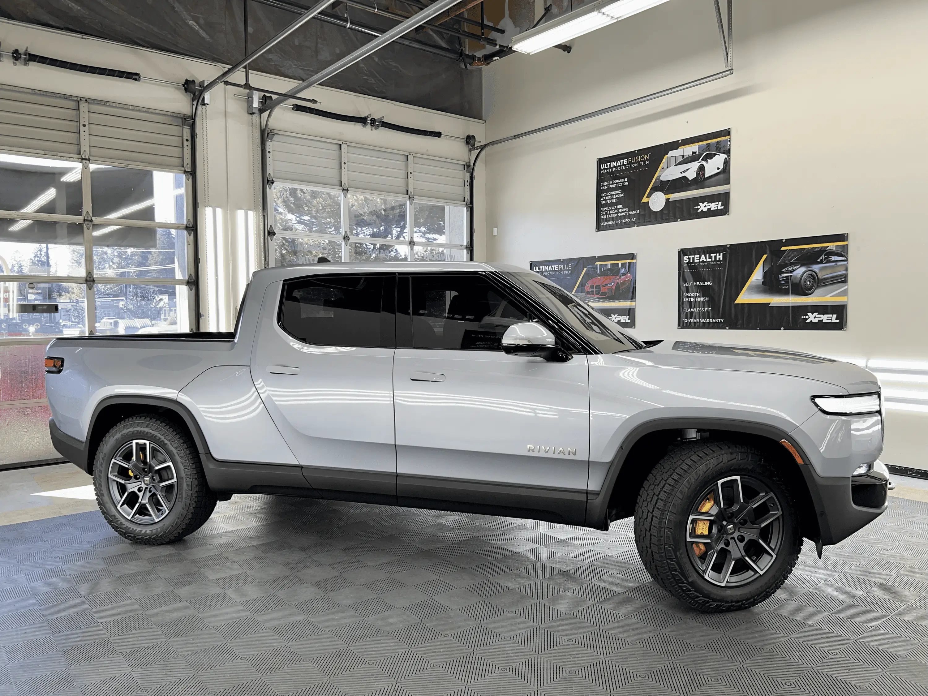 Rivian R1T R1S LA SILVER Rivian Photos tempImage9YZjrO