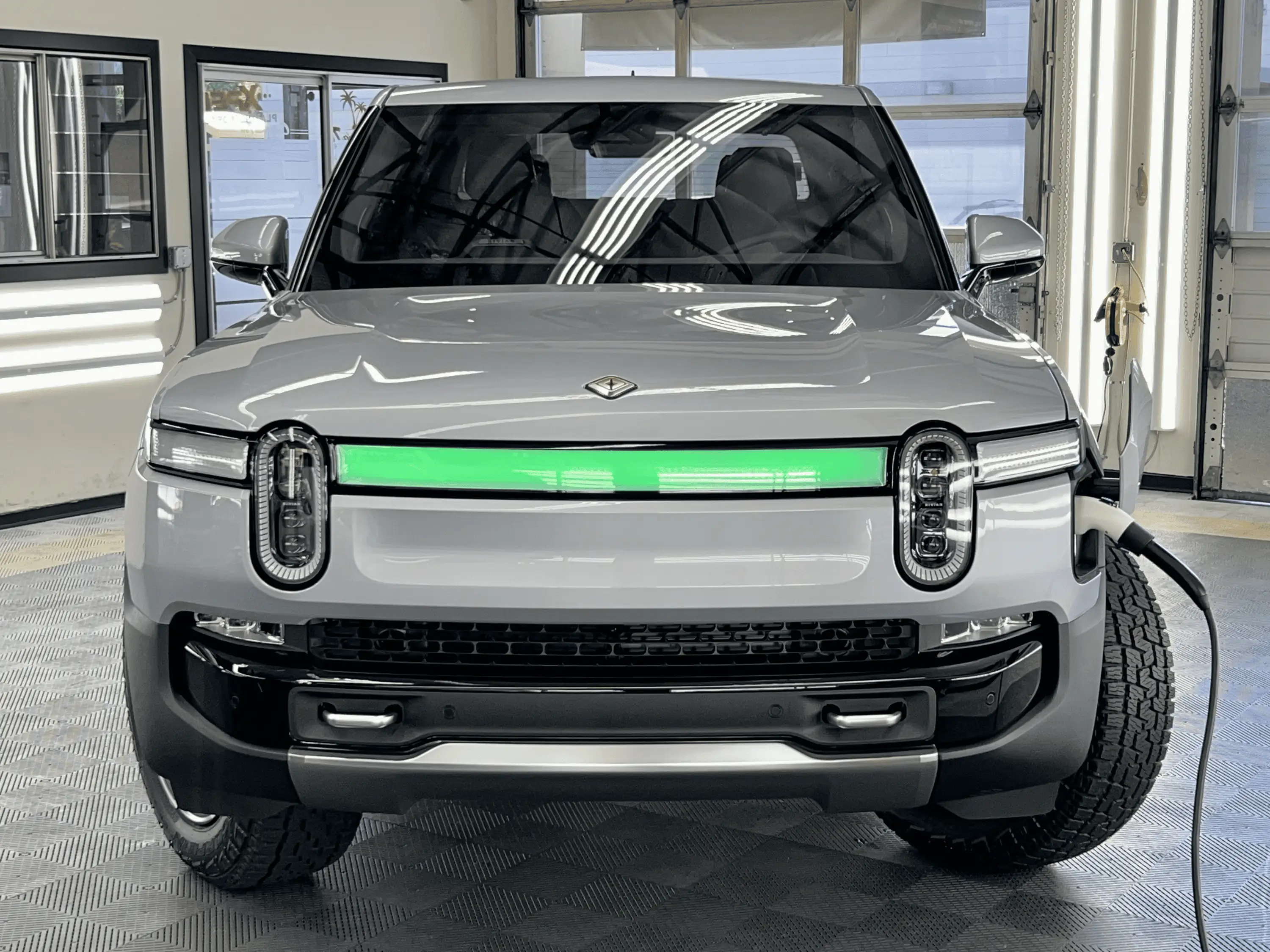 Rivian R1T R1S LA SILVER Rivian Photos tempImageVRyZGJ