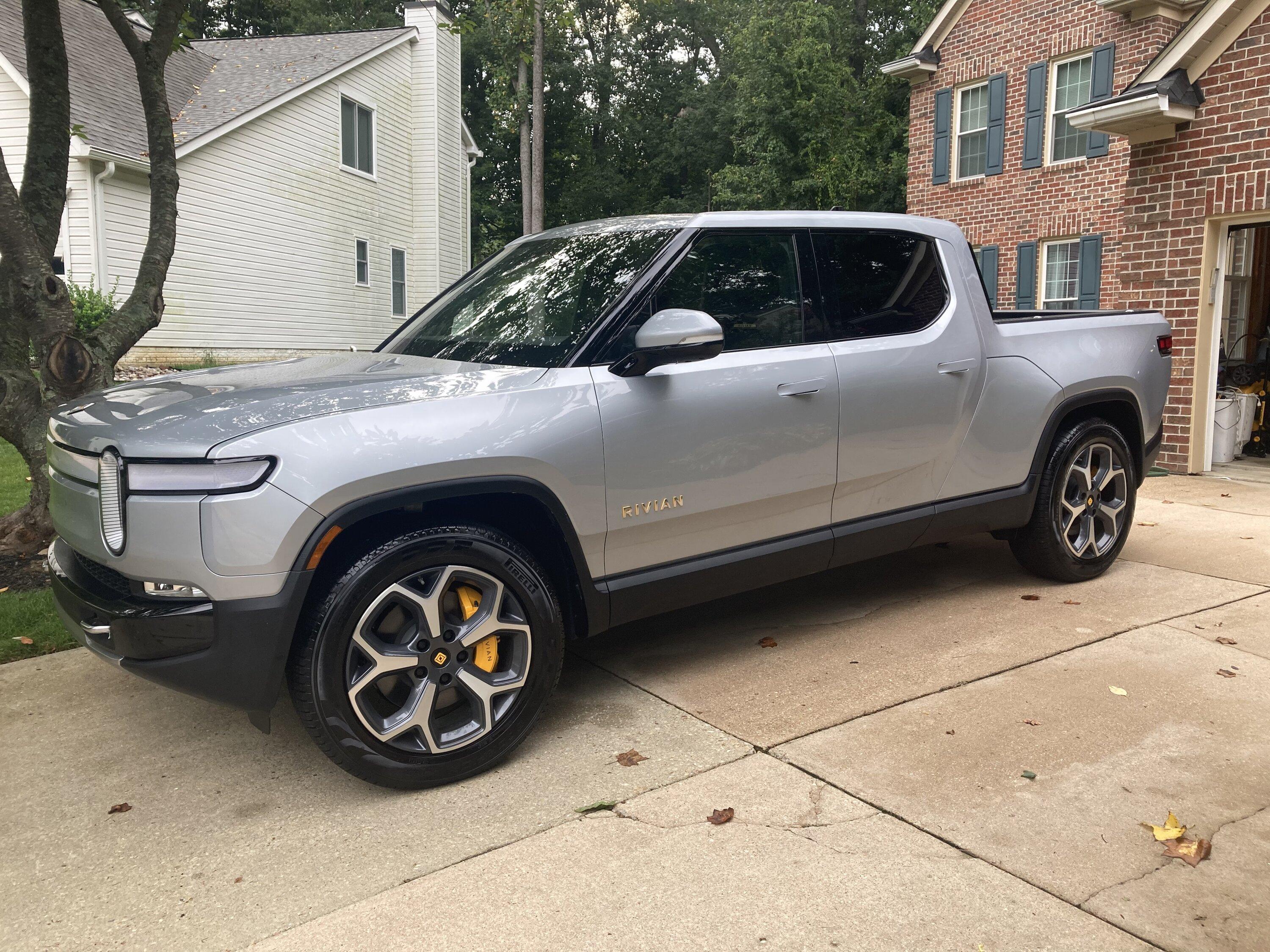 Rivian R1T R1S LA SILVER Rivian Photos 942C86F9-4D0E-4E3C-B840-1E826DAE71E2