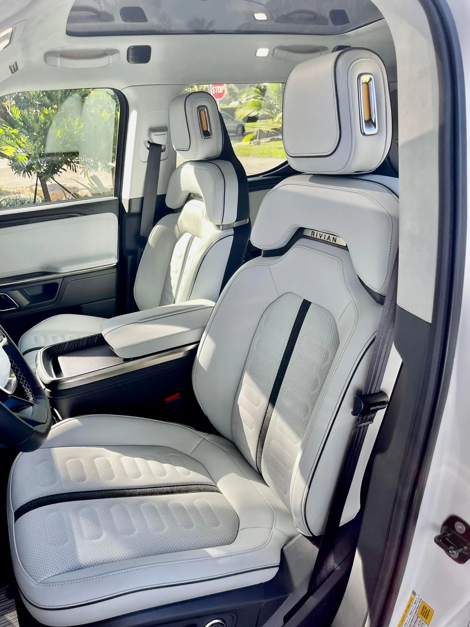 Rivian R1T R1S GLACIER WHITE R1T  Photos 302531878_10160354755697500_6925643377106734990_n