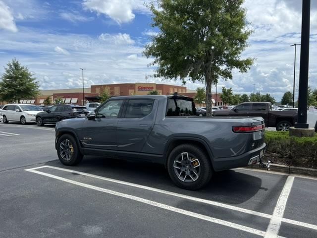 Rivian R1T R1S R1T Launch Edition - El Cap, Black Mountain, standard 20" wheels, offroad, spare, ceramic coated 4E4687D9-9B22-4E13-BB71-772692B4CB18
