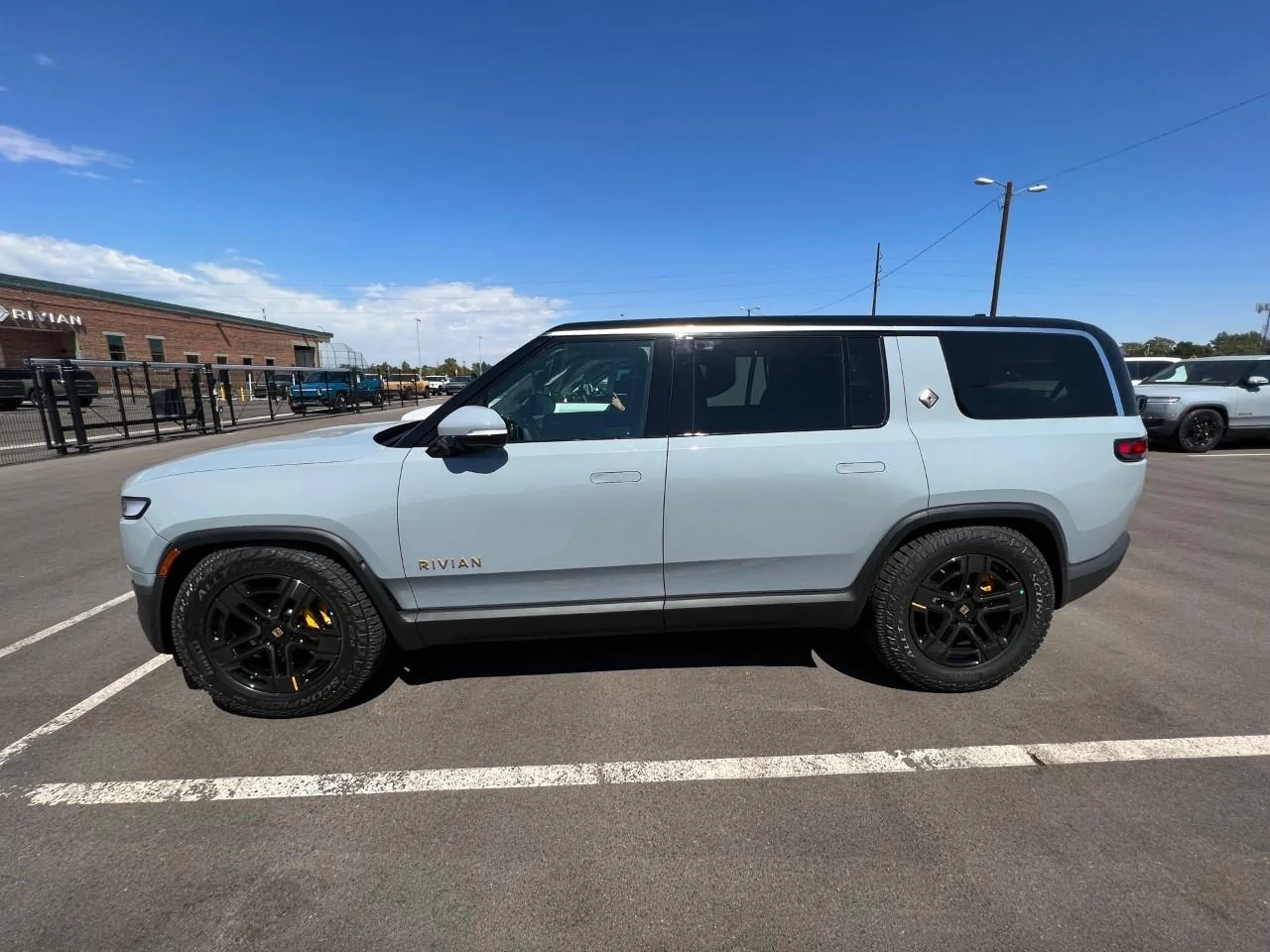 Rivian R1T R1S ? LIMESTONE R1S  Photos Limestone Sept