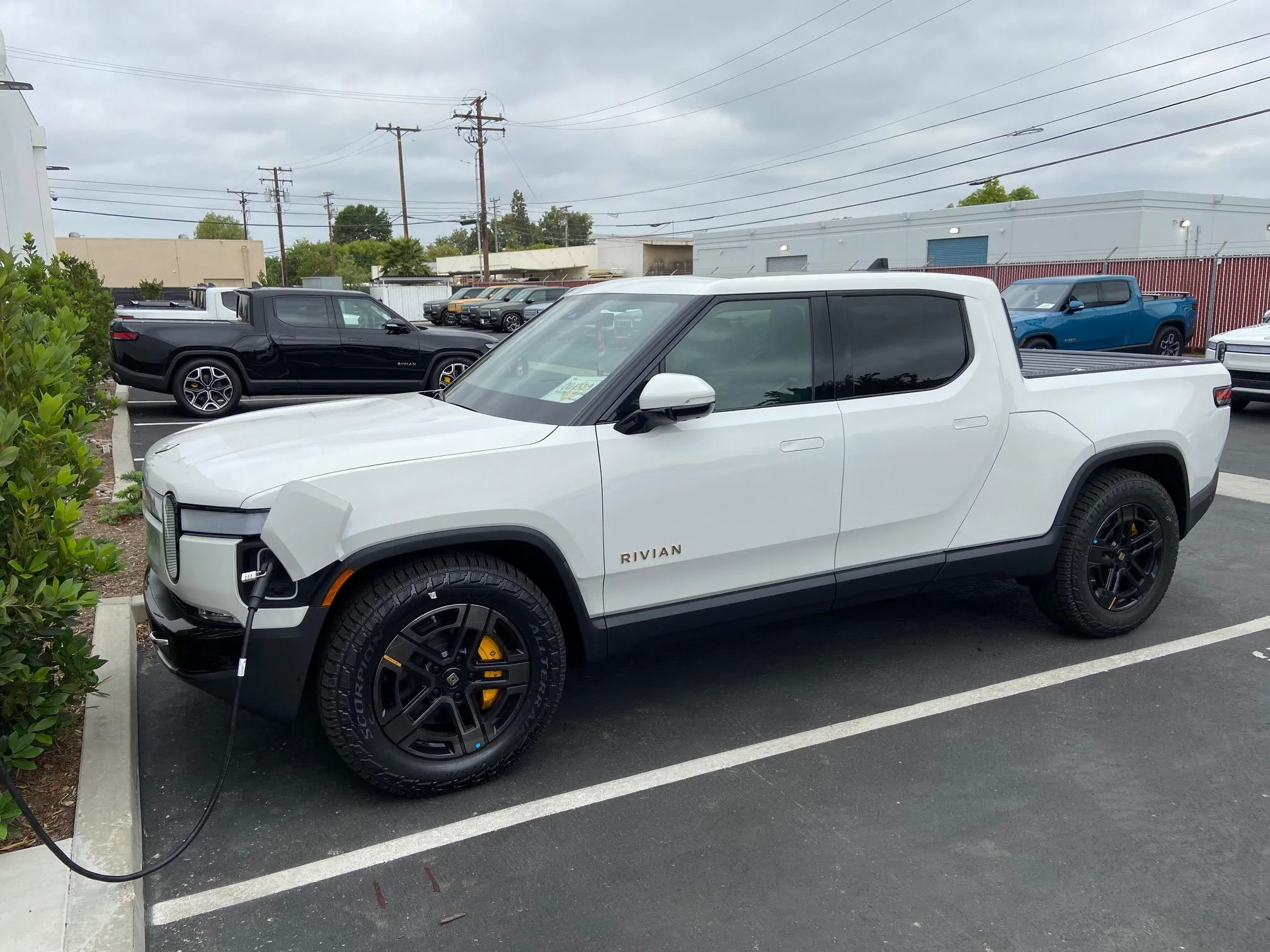 Rivian R1T R1S AT 20" Black Wheels Wrong in Configurator 3C3E4BE0-3852-44E2-B482-1EA303A03FF9