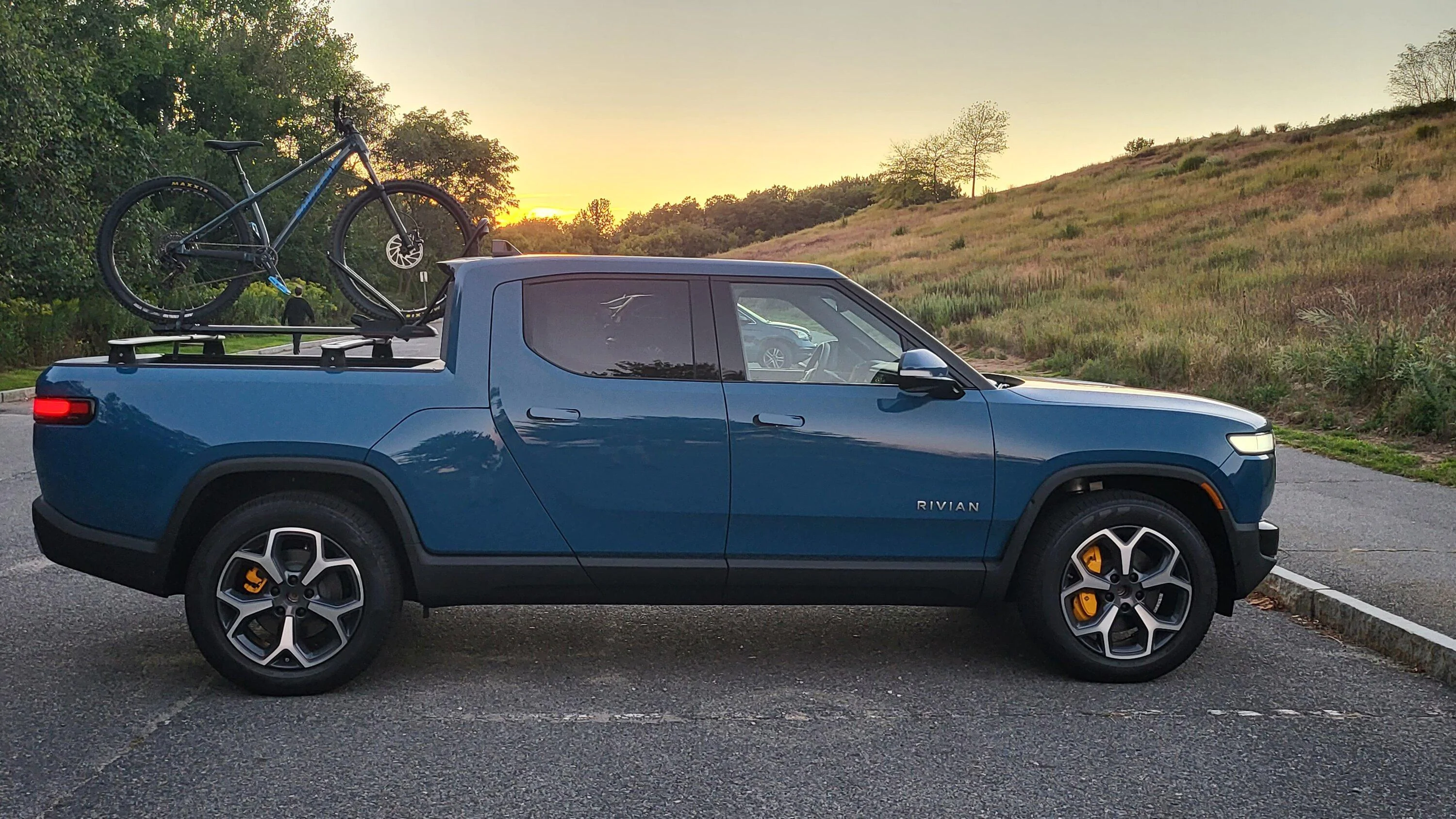 Rivian R1T R1S Bed mounted vs hitch mounted bike rack? 20220902_191931