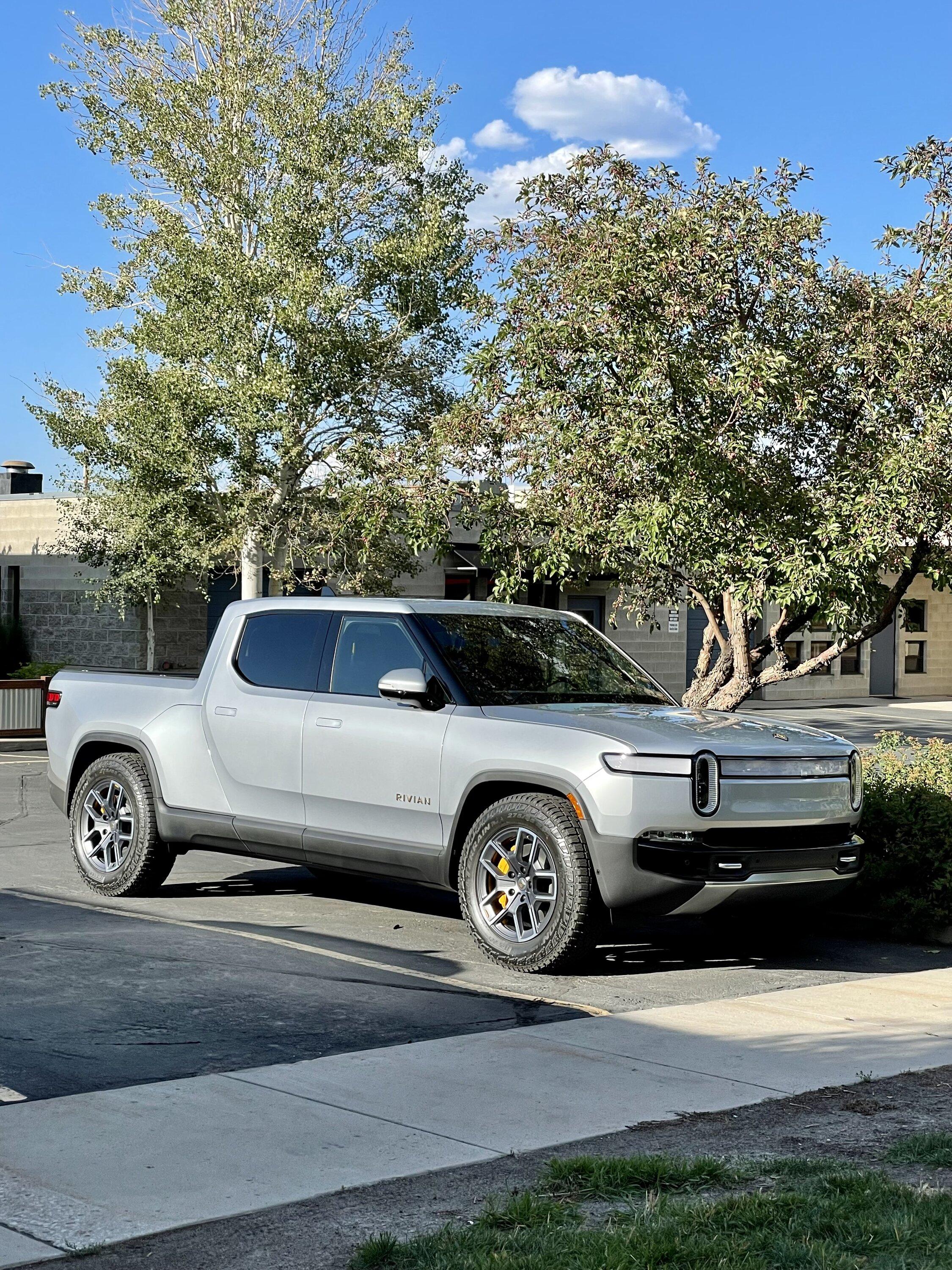 Rivian R1T R1S LA SILVER Rivian Photos tempImagevYhjWI