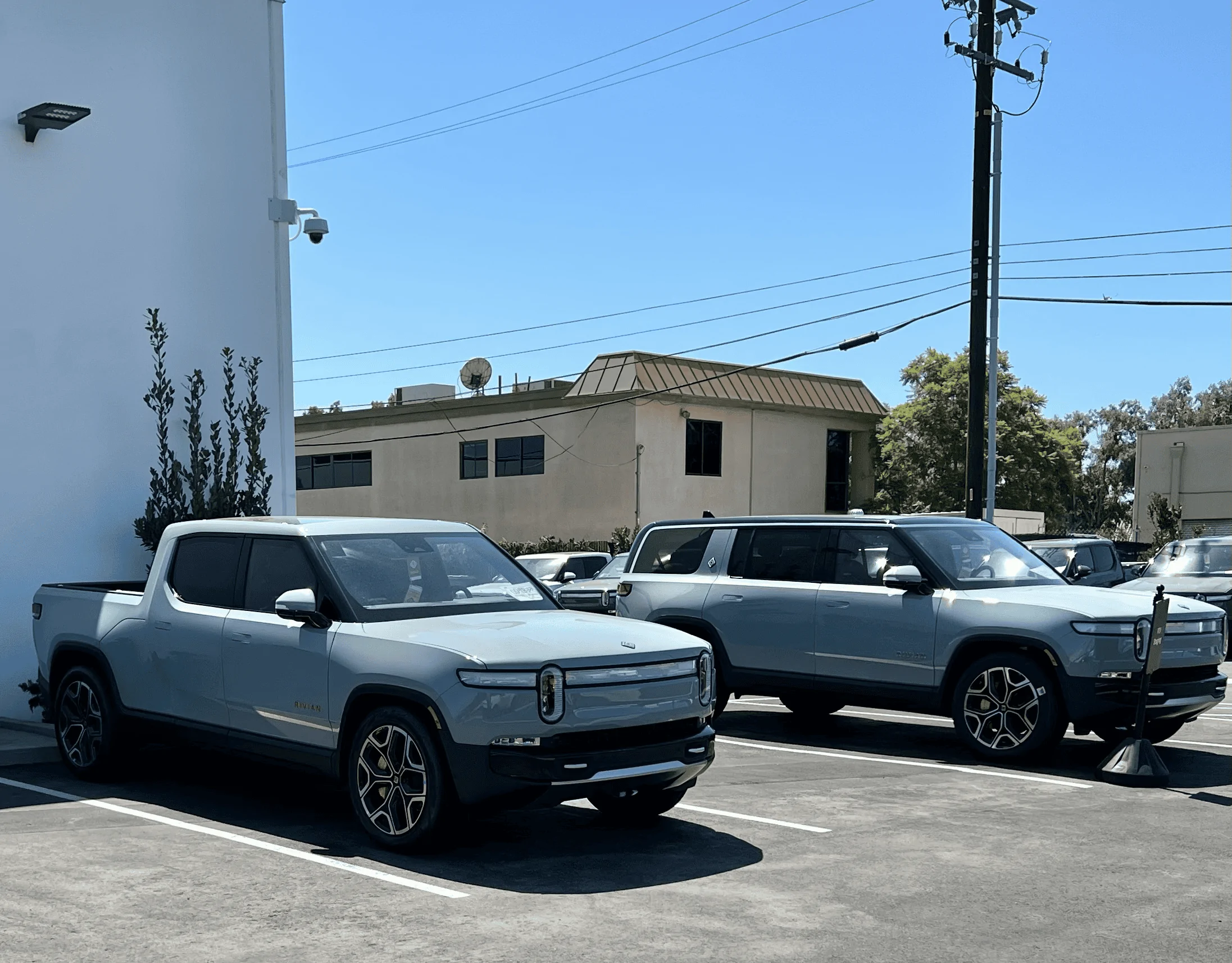 Rivian R1T R1S ? LIMESTONE R1S  Photos tempImageWdol4t