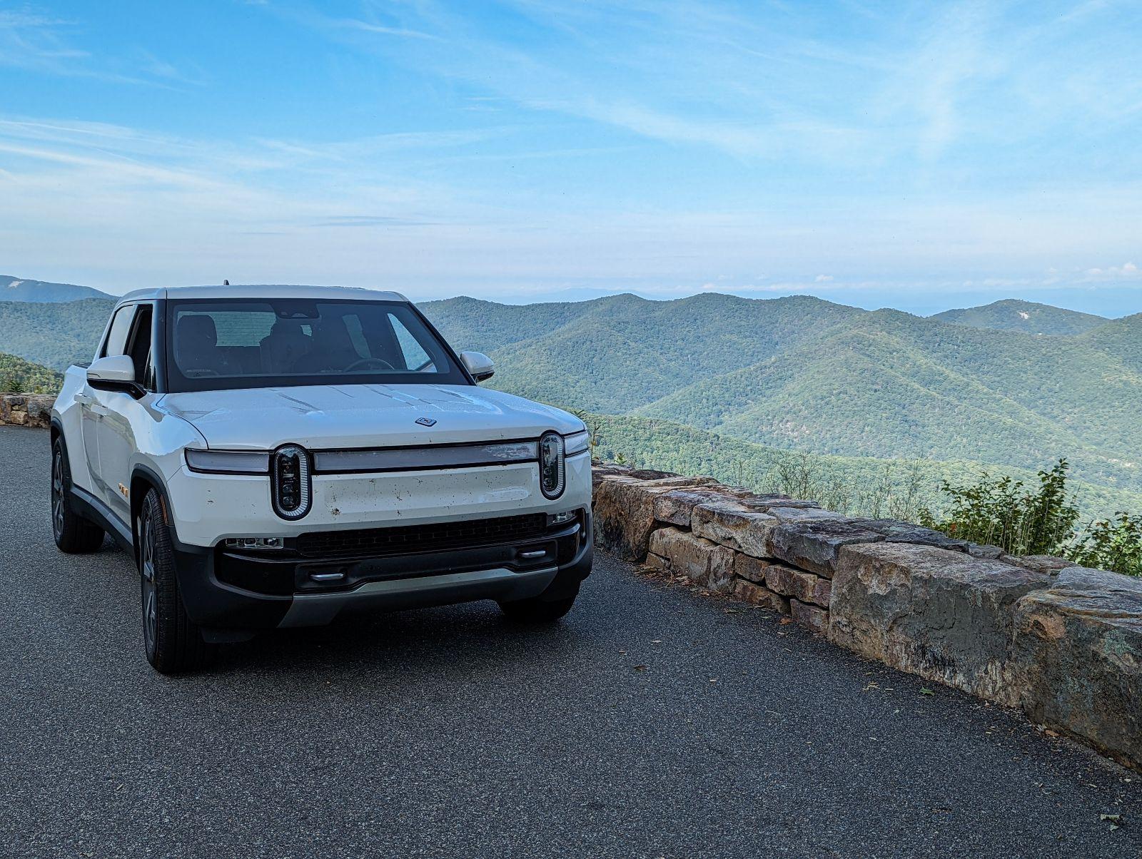 Rivian R1T R1S GLACIER WHITE R1T  Photos 943c1bc2-f192-4e90-98a0-949d18c377b2