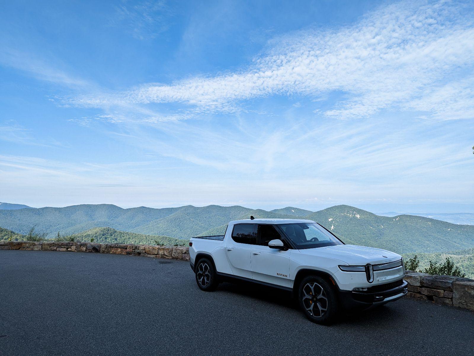 Rivian R1T R1S GLACIER WHITE R1T  Photos 56d681a6-ab60-429e-bb8e-c18774639f4b