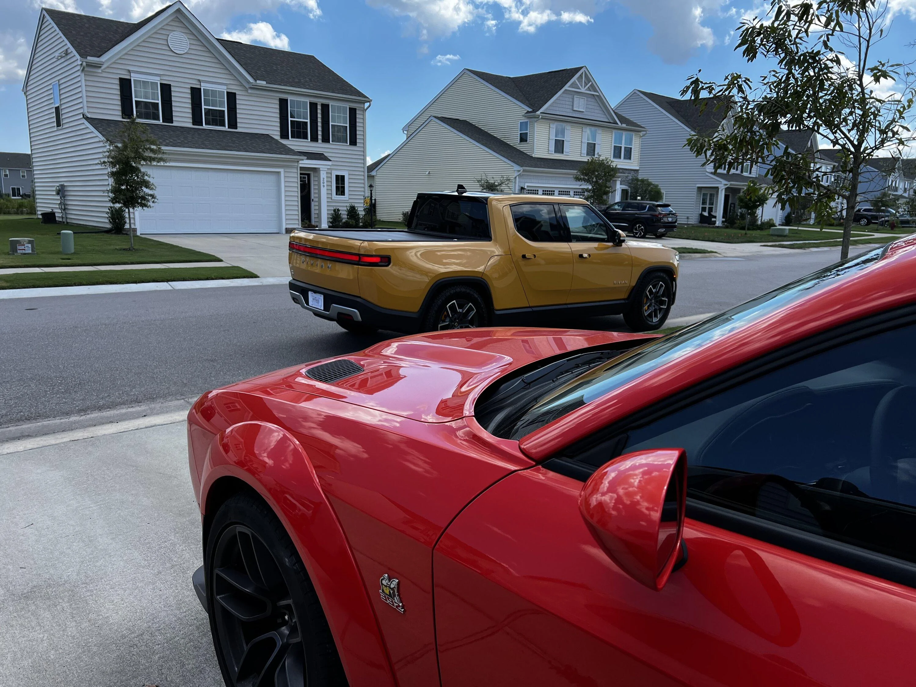 Rivian R1T R1S COMPASS YELLOW R1T Photos 3BC30701-340C-4E2C-BA2E-F559E6F51D44