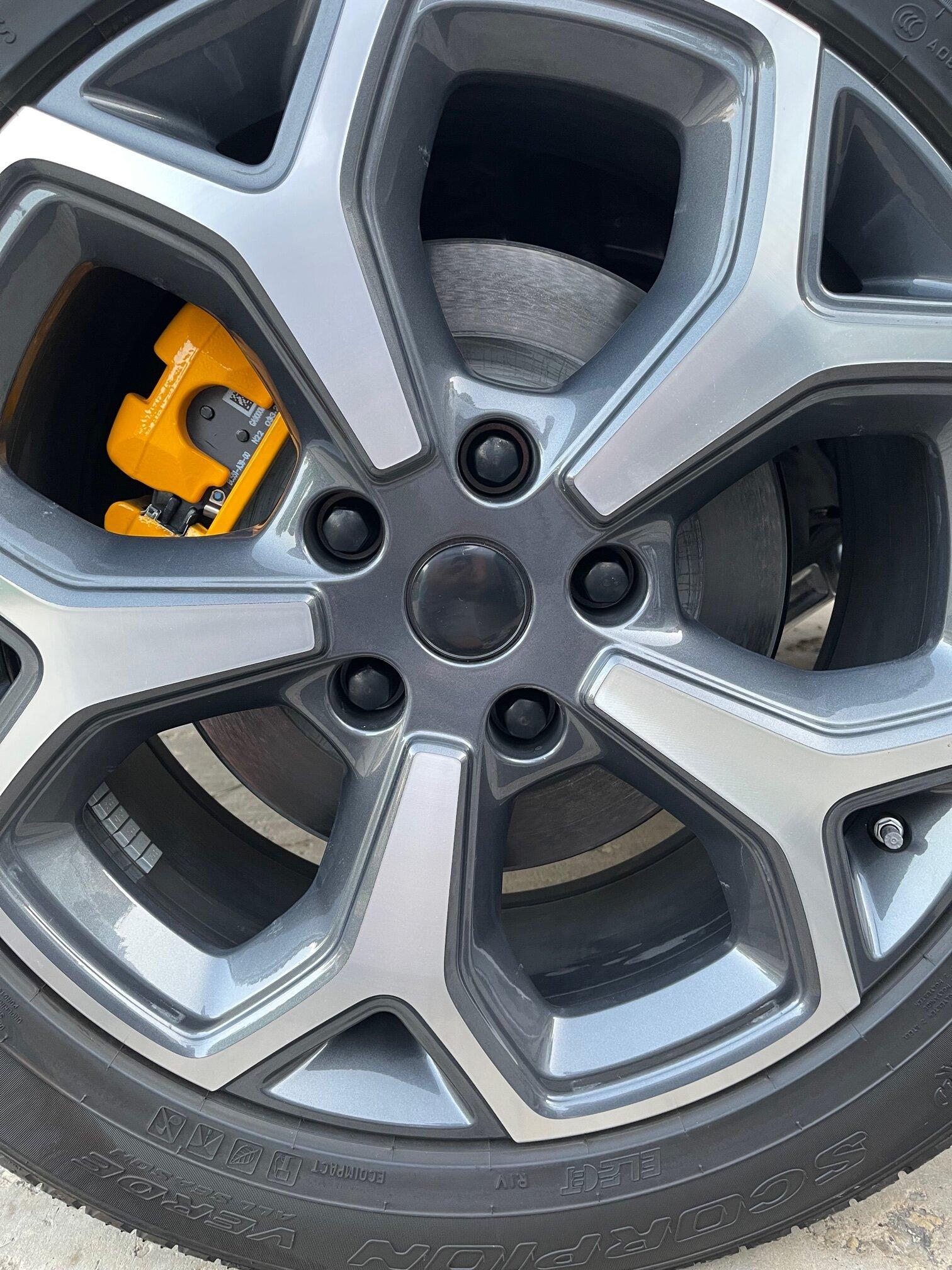 Rivian R1T R1S Rivian 21" road wheel center cap installation guide IMG_3863
