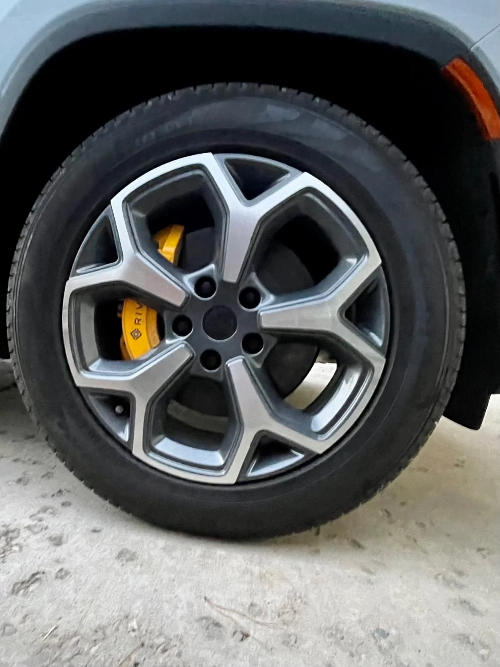 Rivian R1T R1S Rivian 21" road wheel center cap installation guide IMG_3872