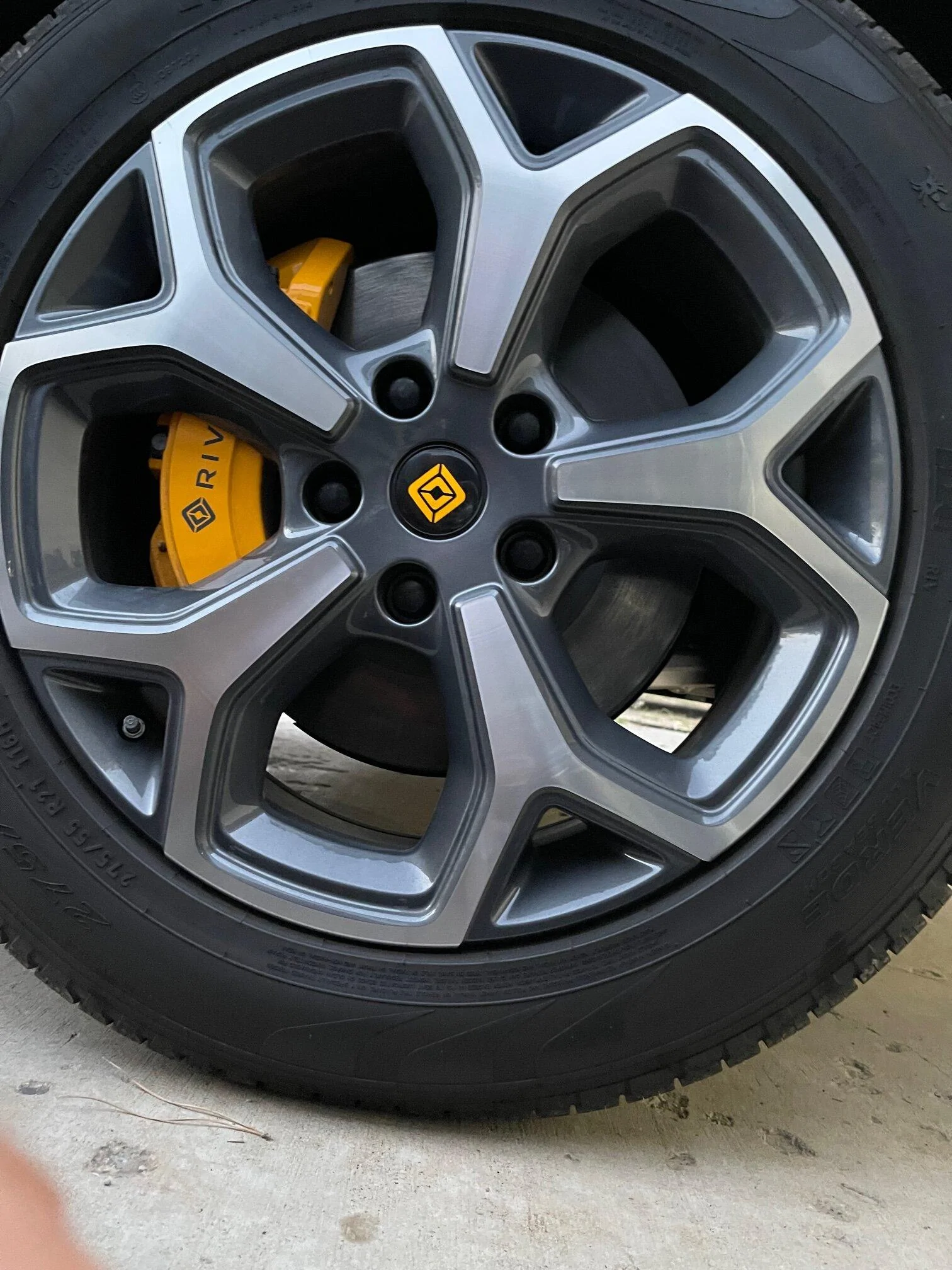 Rivian R1T R1S Rivian 21" road wheel center cap installation guide IMG_3873
