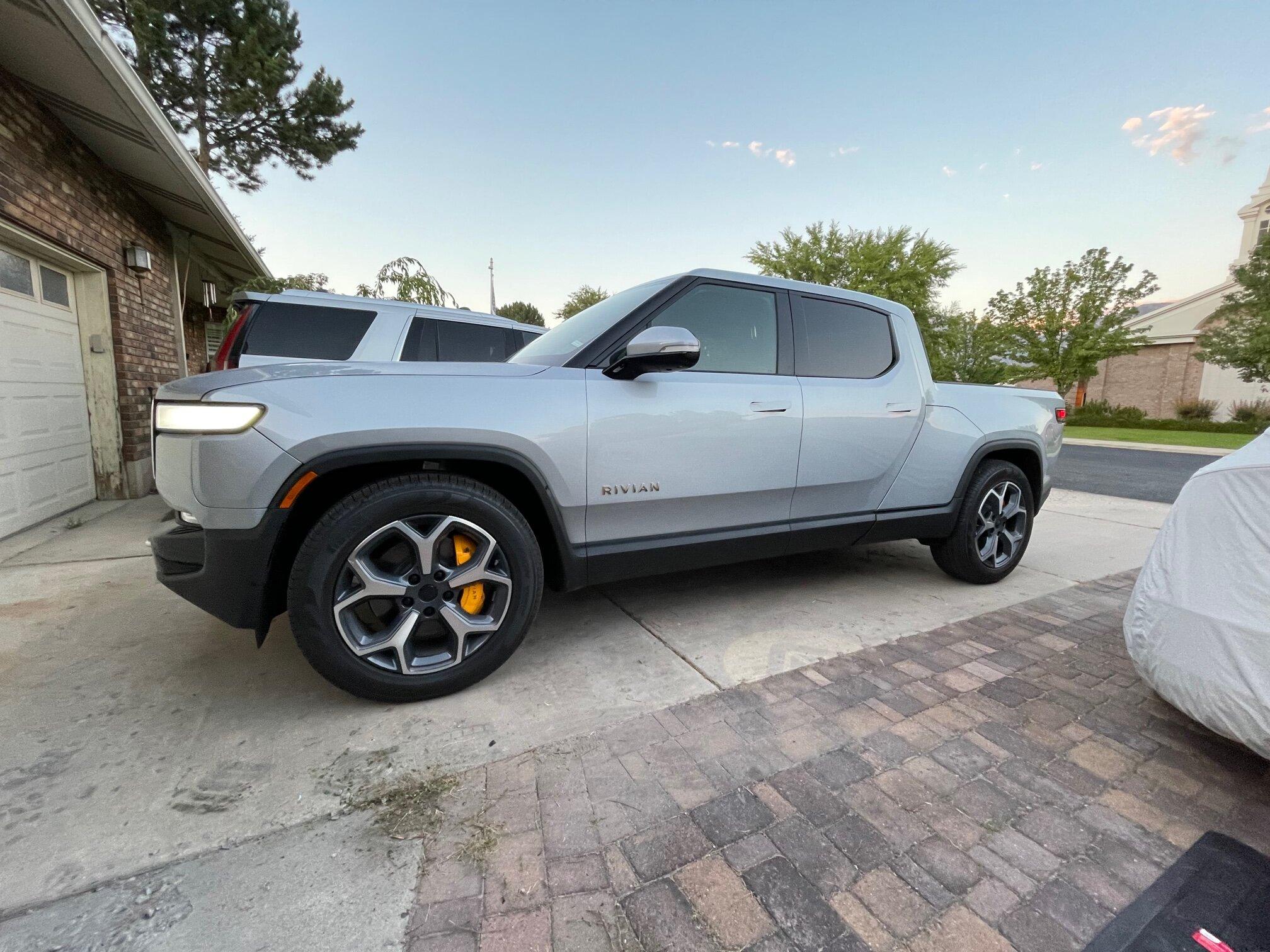 Rivian R1T R1S Rivian 21" road wheel center cap installation guide IMG_3865