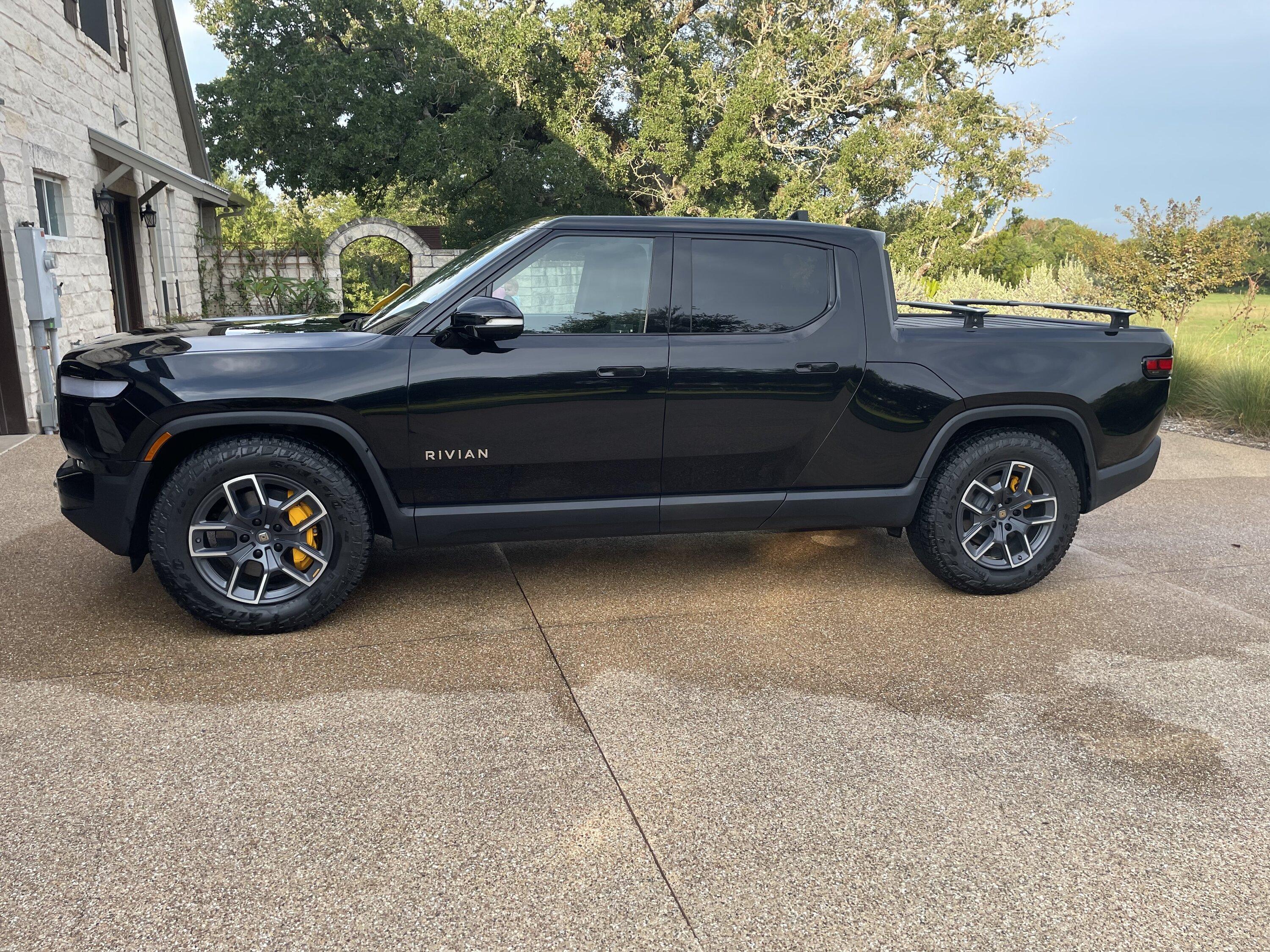 Rivian R1T R1S MIDNIGHT (Black) Rivian Photos IMG_5163