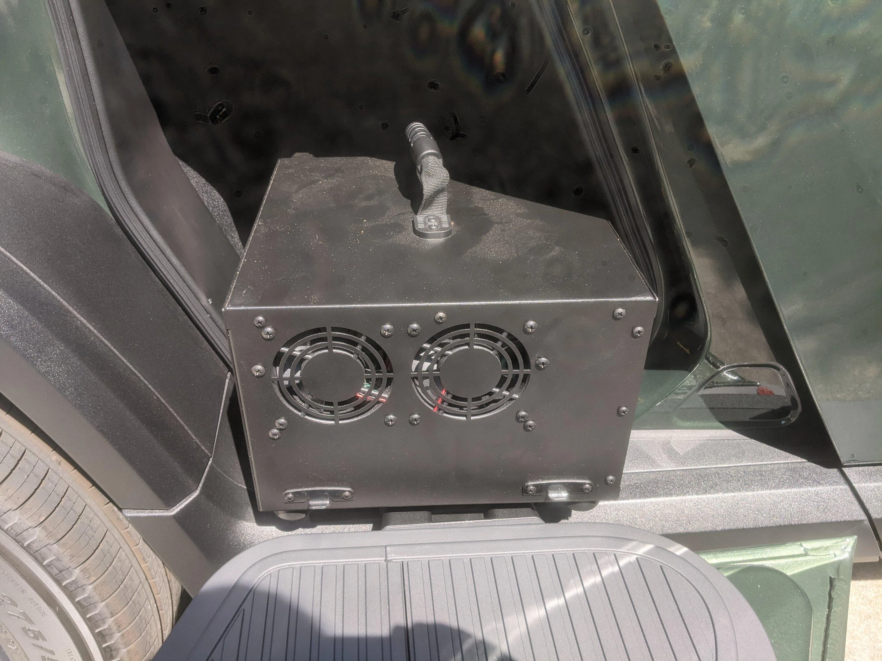 Rivian R1T R1S Experiment: PointZero Titan solar generator in an R1T PXL_20220907_195845248