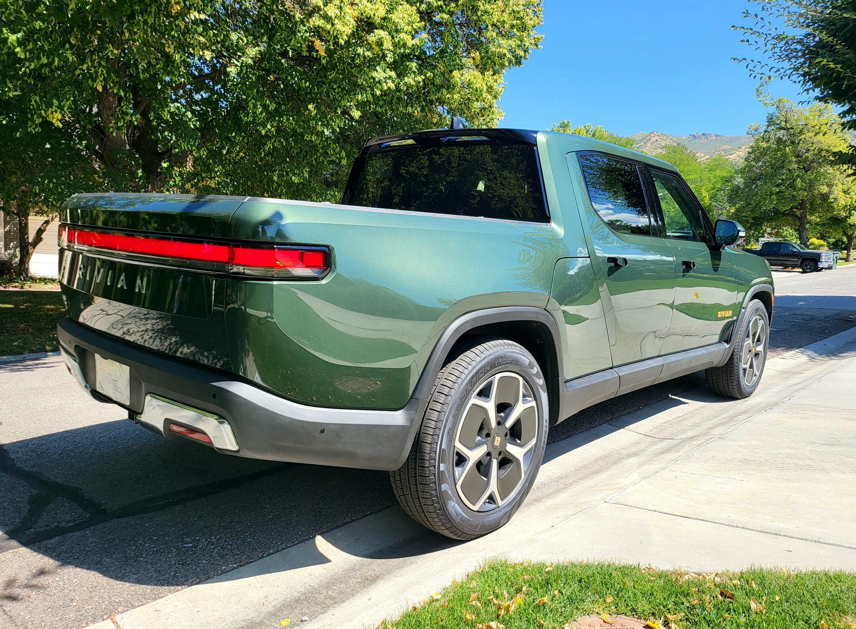 Rivian R1T R1S FOREST GREEN R1T Photos 20220907_123916