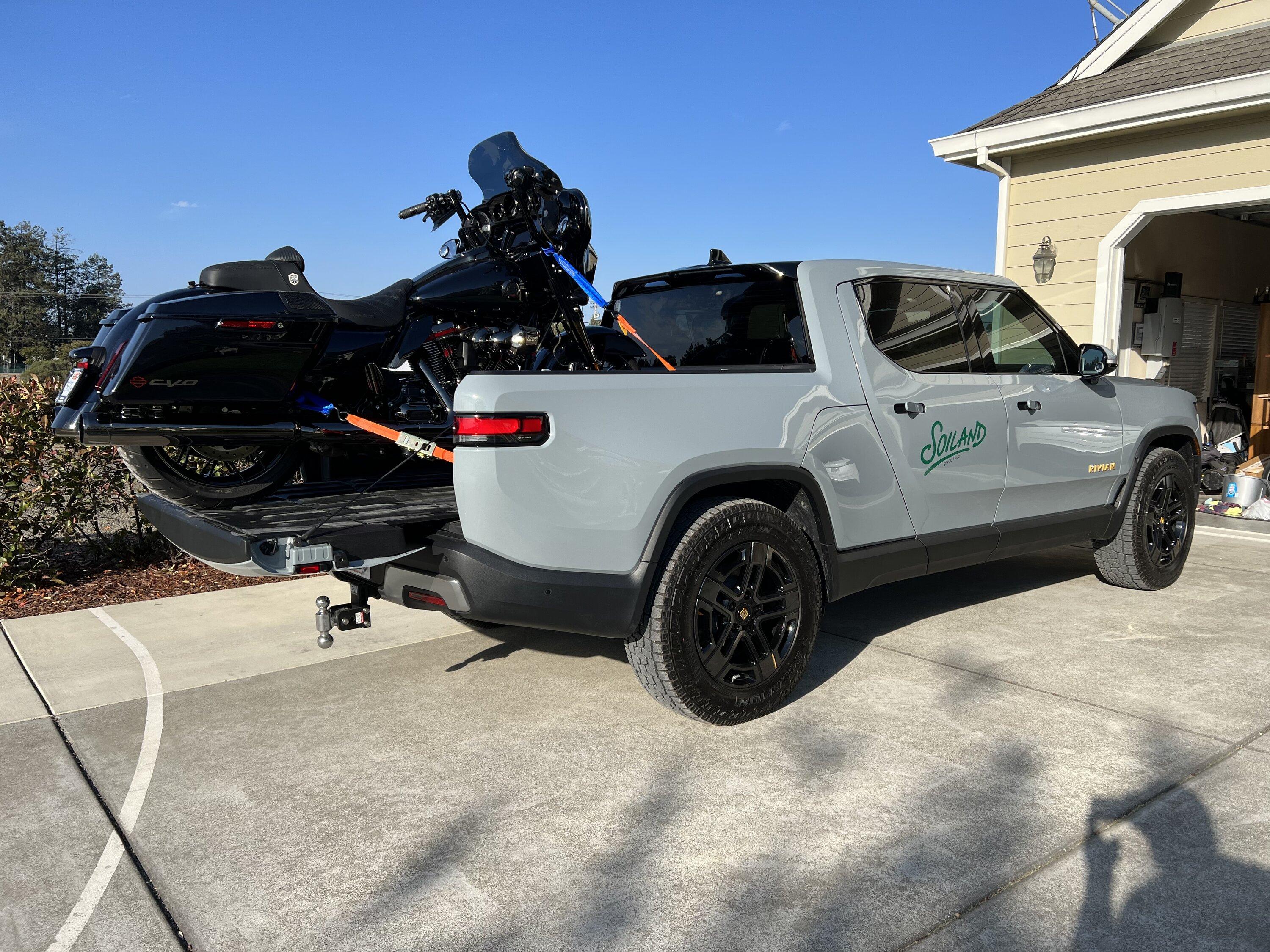 Rivian R1T R1S LIMESTONE R1T Photos B024A448-A60D-4347-AB37-DC625EE94B5D