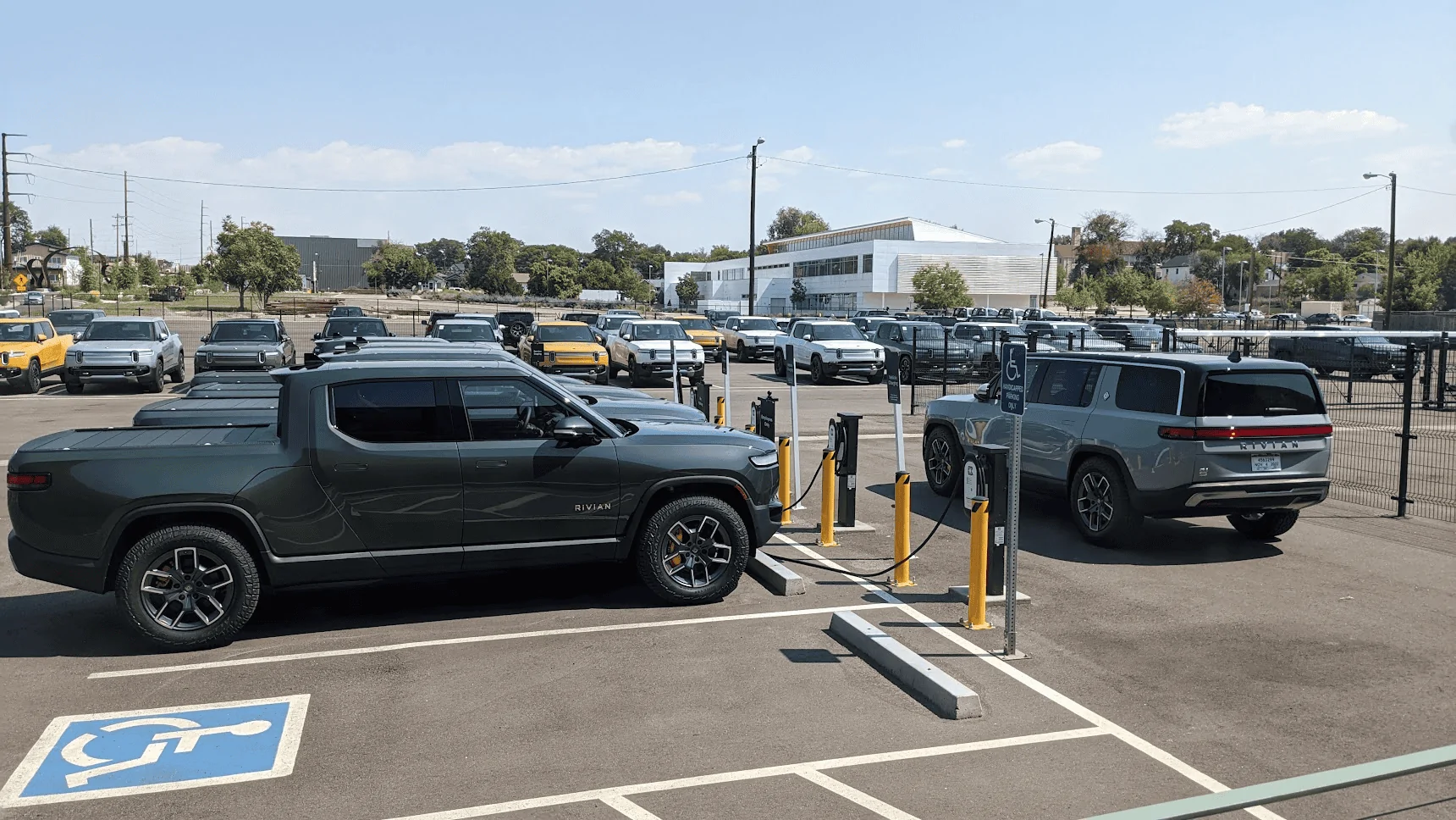 Rivian R1T R1S ? LIMESTONE R1S  Photos 1662650723082