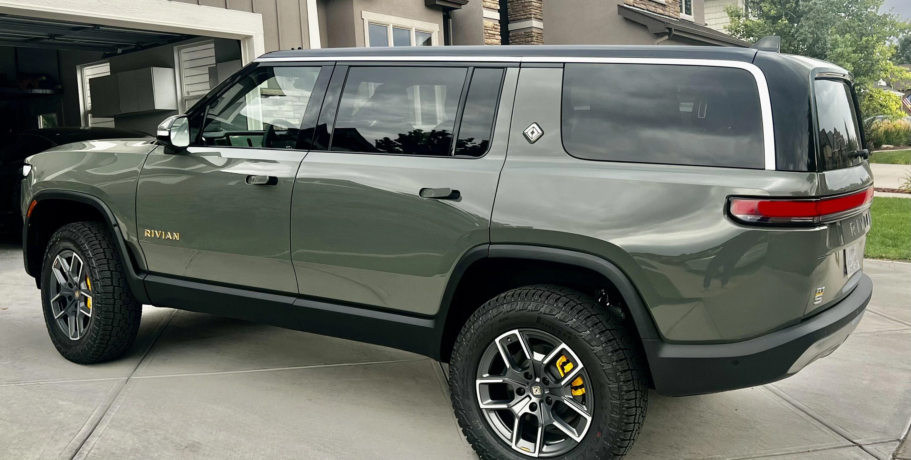 Rivian R1T R1S ? LAUNCH GREEN R1S  Photos 63BC9156-7AAB-482D-866F-0B3B82AB21D4