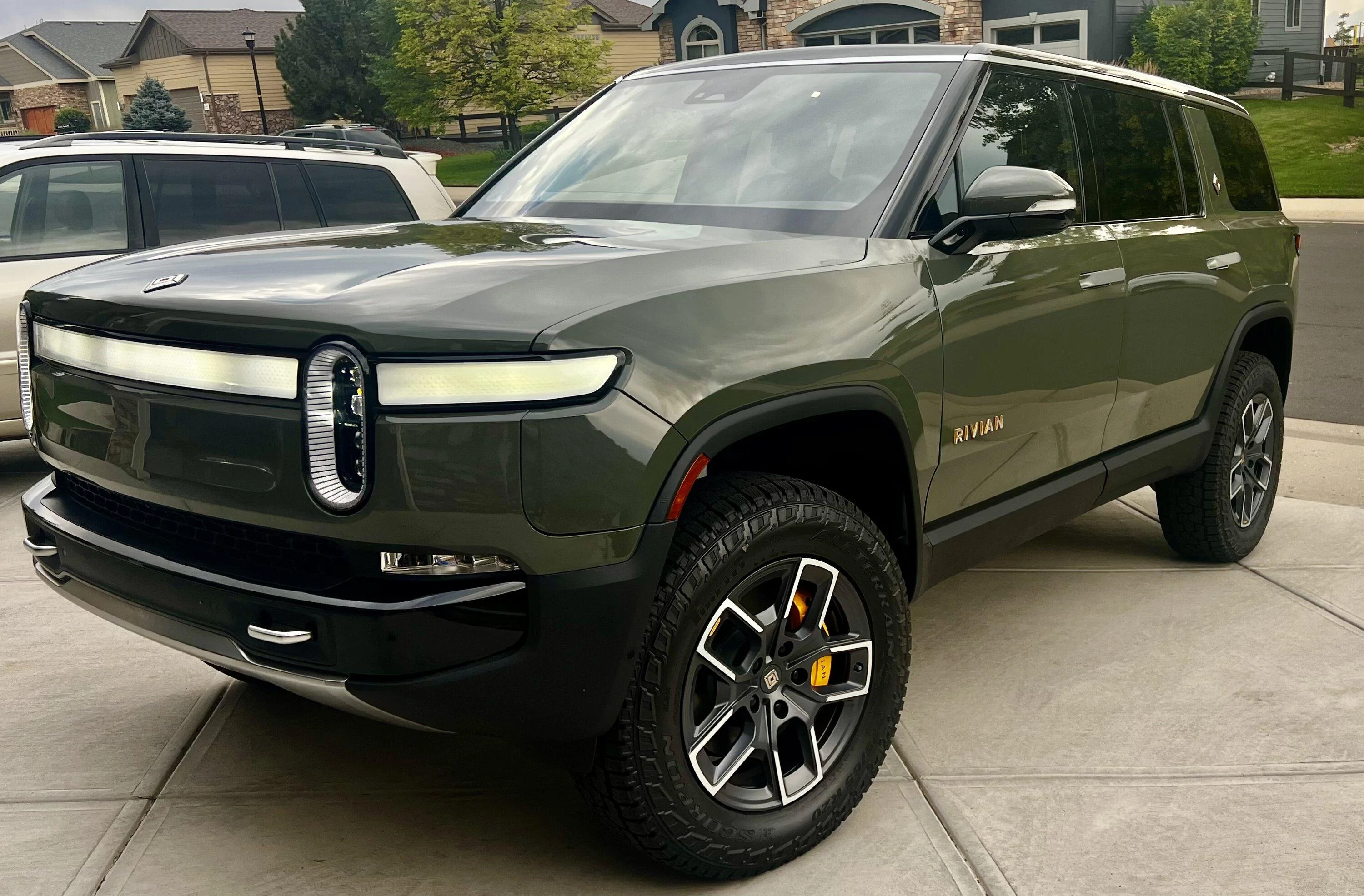 Rivian R1T R1S ? LAUNCH GREEN R1S  Photos 63668BBE-4FB1-470A-9F50-42B1E7BFB270