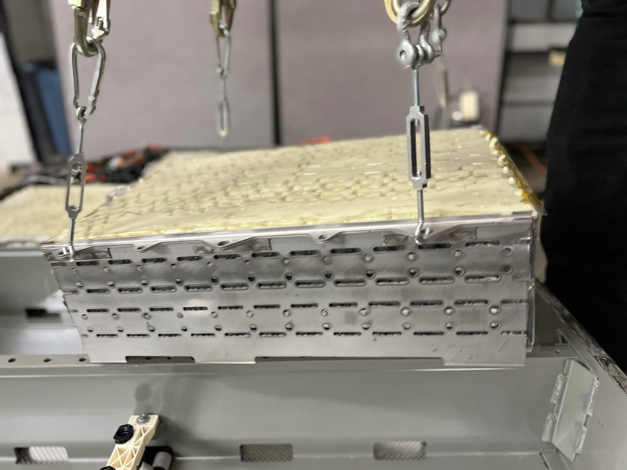 Rivian R1T R1S Sandy Munro Tearing Down Rivian R1T Battery Pack FcPBzpJWYAEFDLo