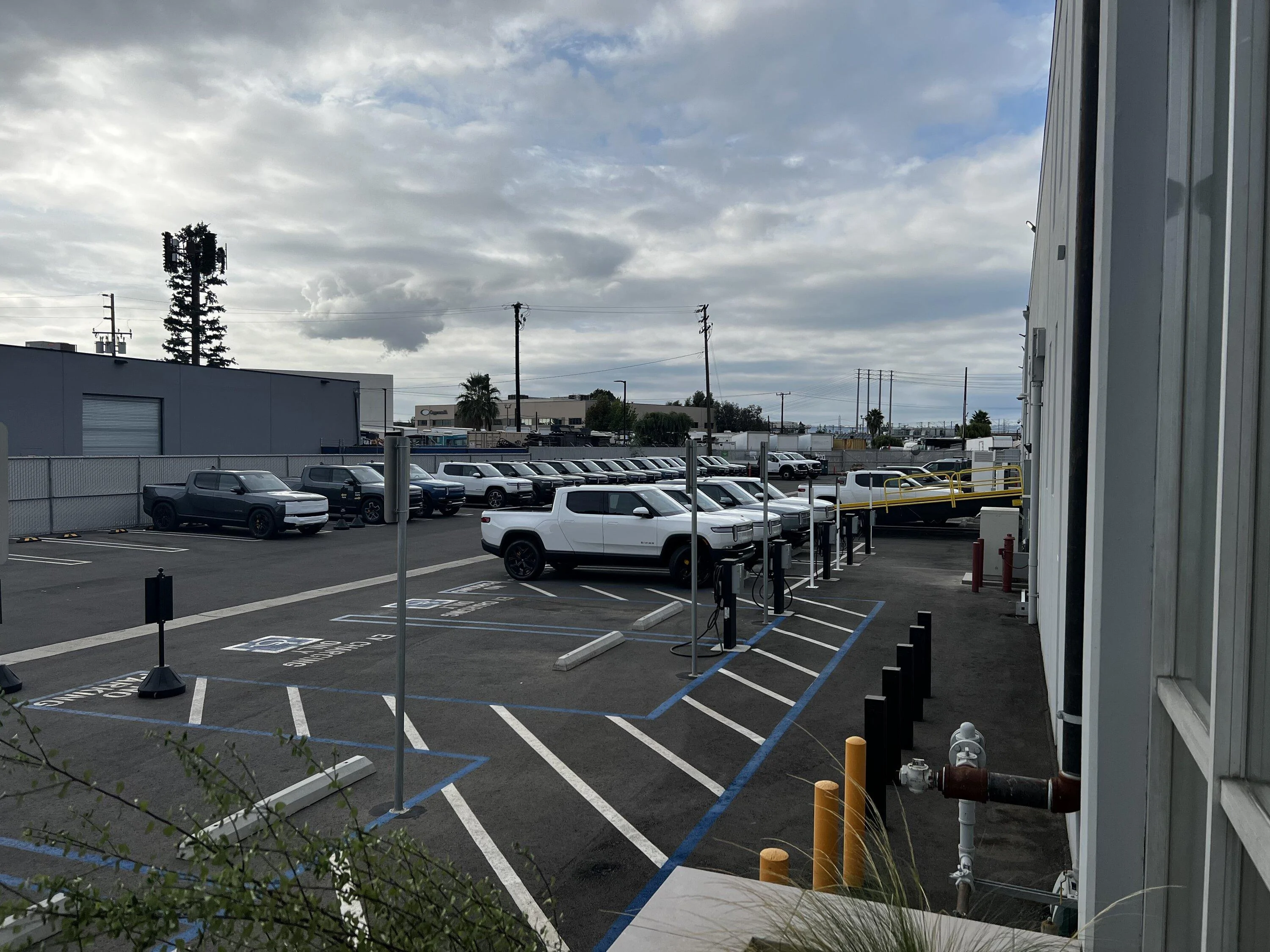 Rivian R1T R1S Photos: R1Ts at the El Segundo distribution center 2D678F6F-C1E1-4C84-8687-00EDD93C536F