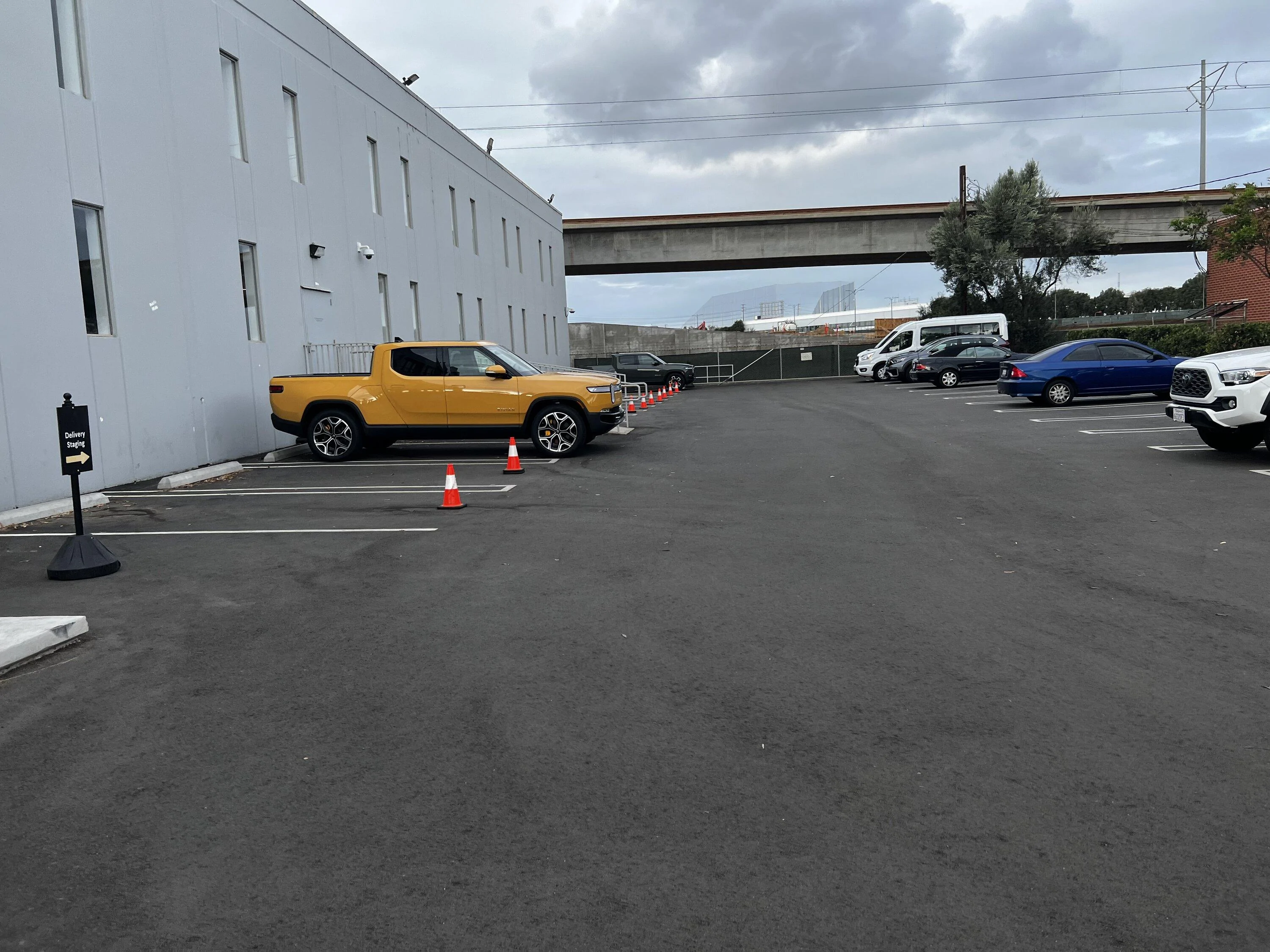 Rivian R1T R1S Photos: R1Ts at the El Segundo distribution center A5A28DF8-7D9F-49A7-B641-0FE6B569664C