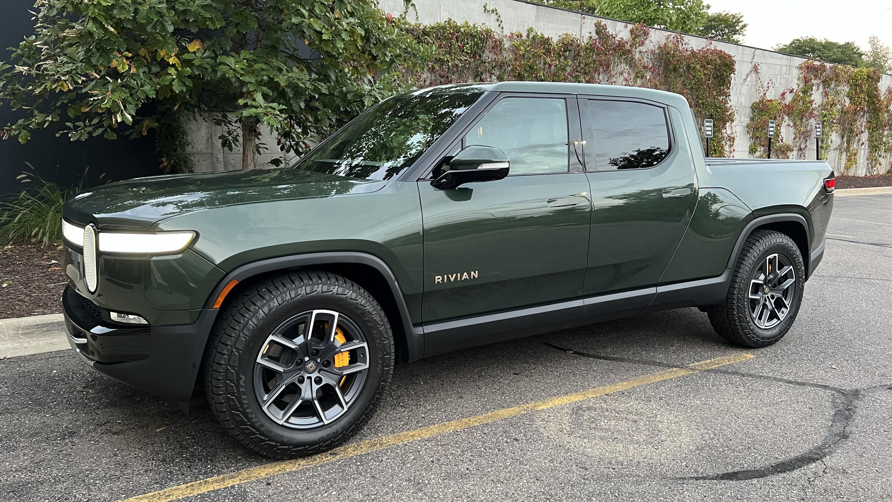Rivian R1T R1S FOREST GREEN R1T Photos 20220913_234943657_iOS
