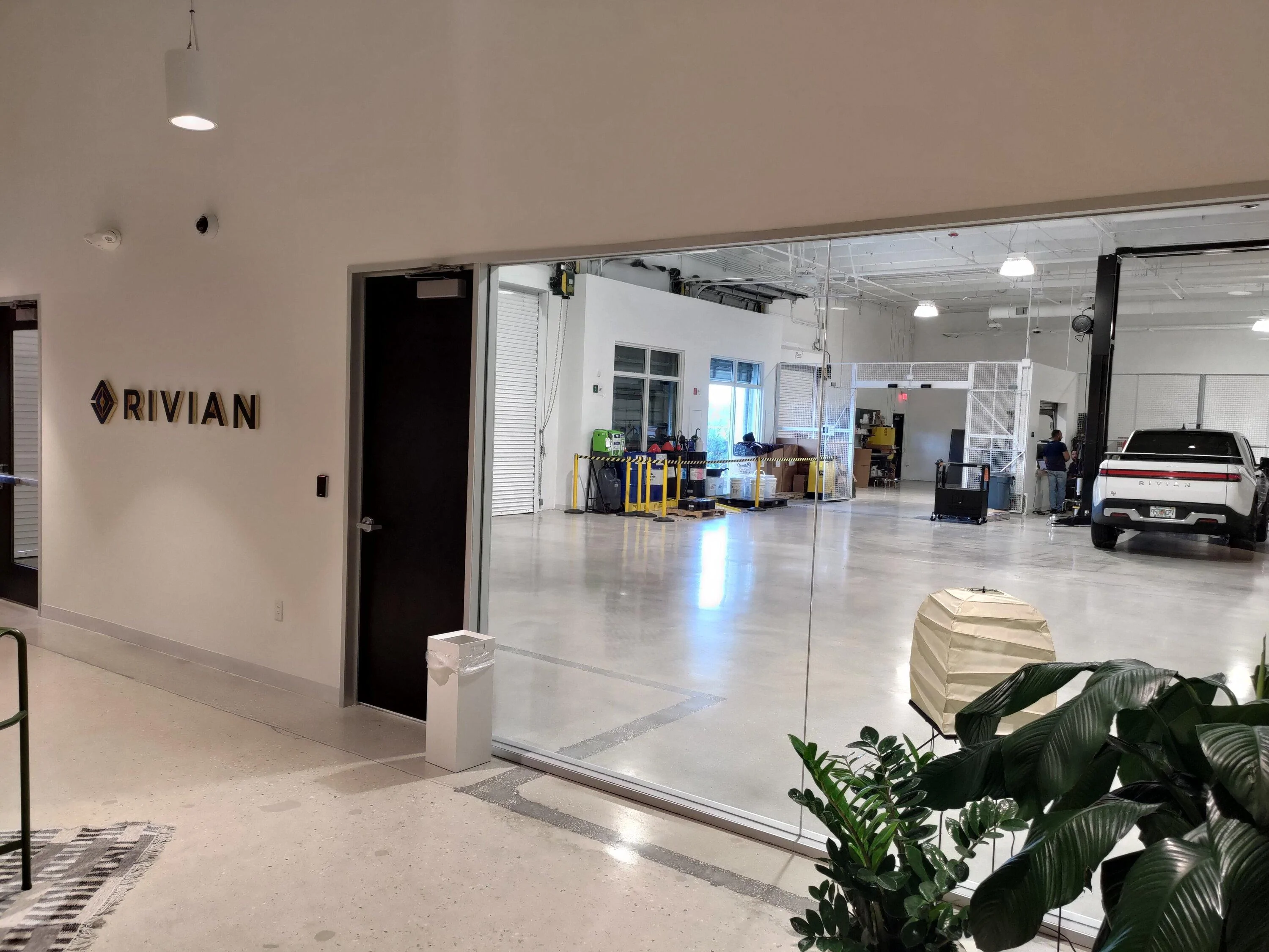 Rivian R1T R1S Visited the Rivian Miami Service Center - Photos P_20220914_094724