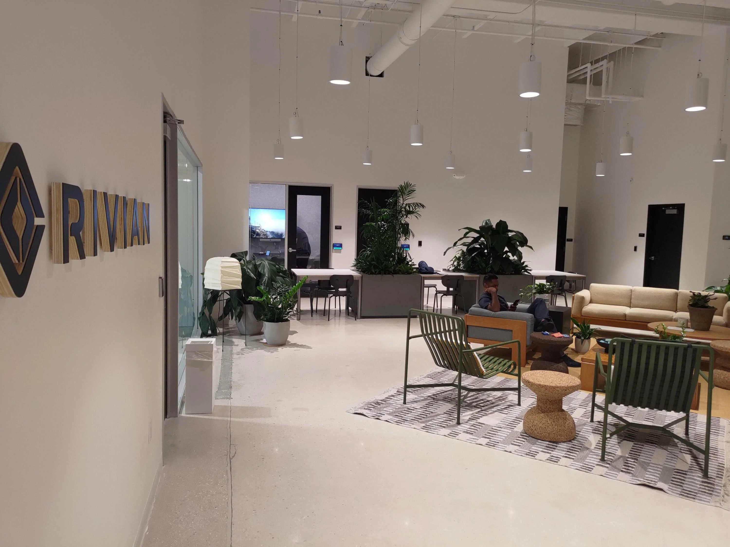 Rivian R1T R1S Visited the Rivian Miami Service Center - Photos P_20220914_094749