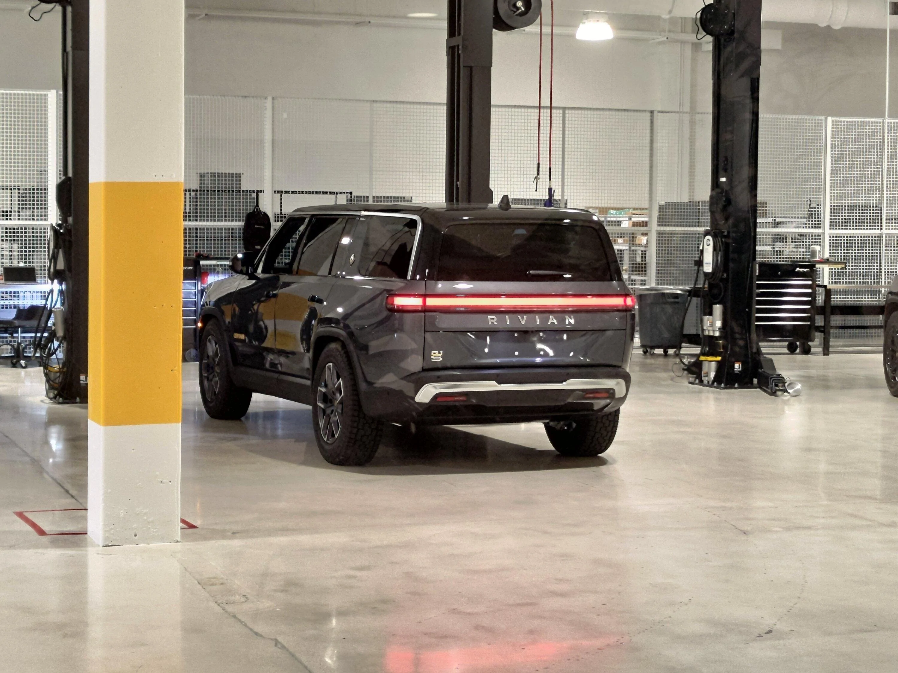 Rivian R1T R1S Visited the Rivian Miami Service Center - Photos P_20220914_103541