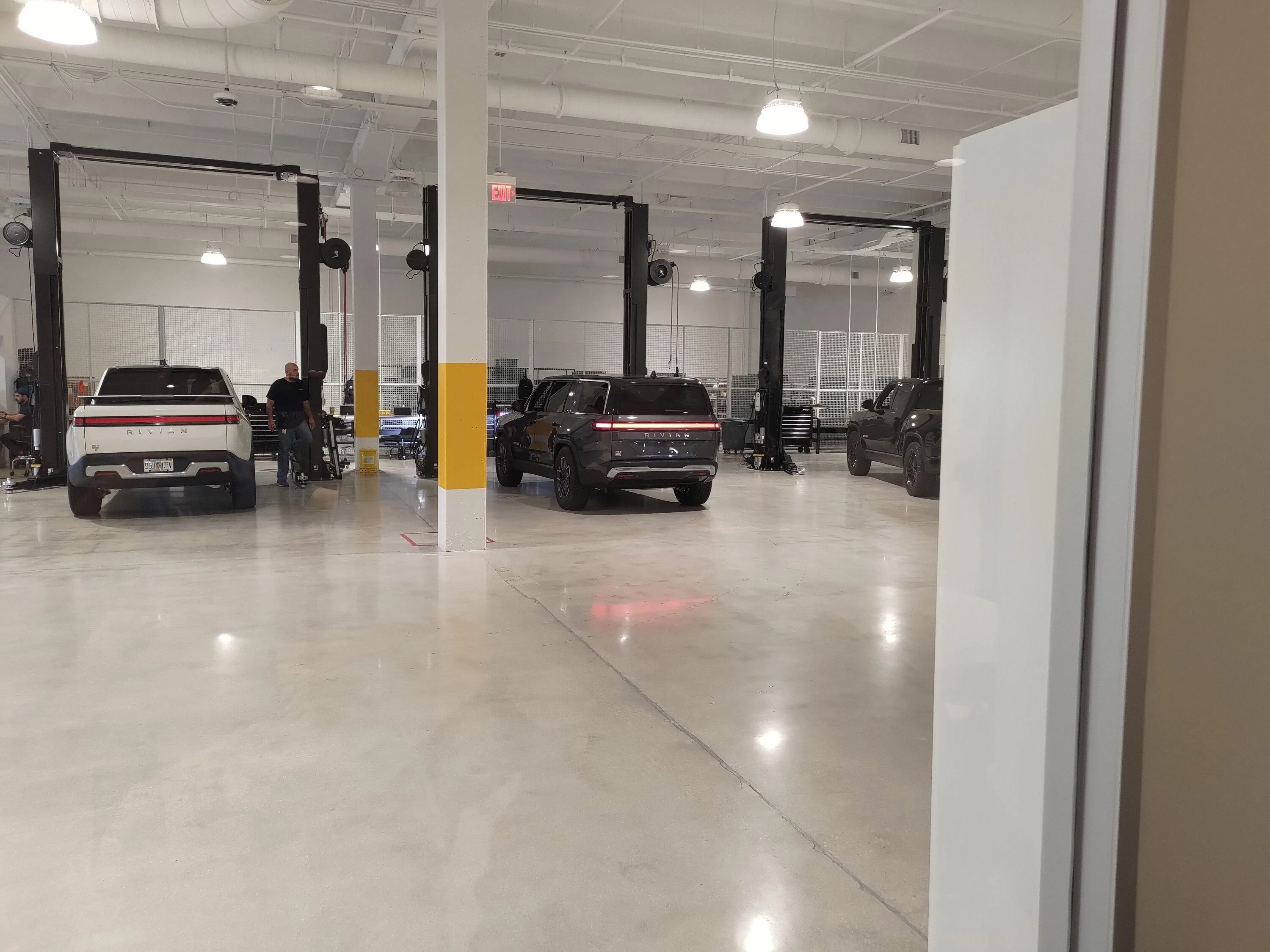 Rivian R1T R1S Visited the Rivian Miami Service Center - Photos P_20220914_103544
